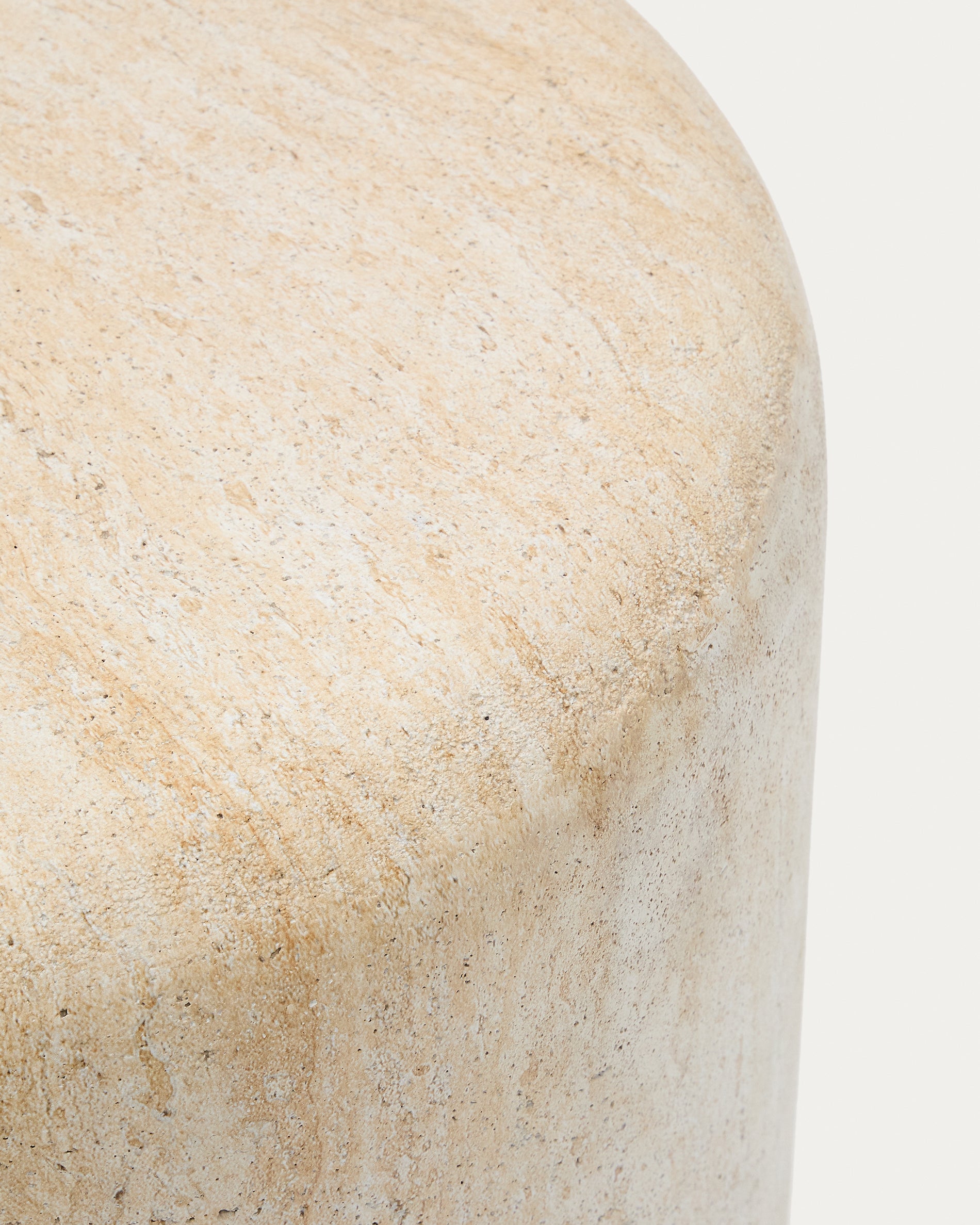 Drasi cement side table with travertine-effect finish Ø60cm - Detail