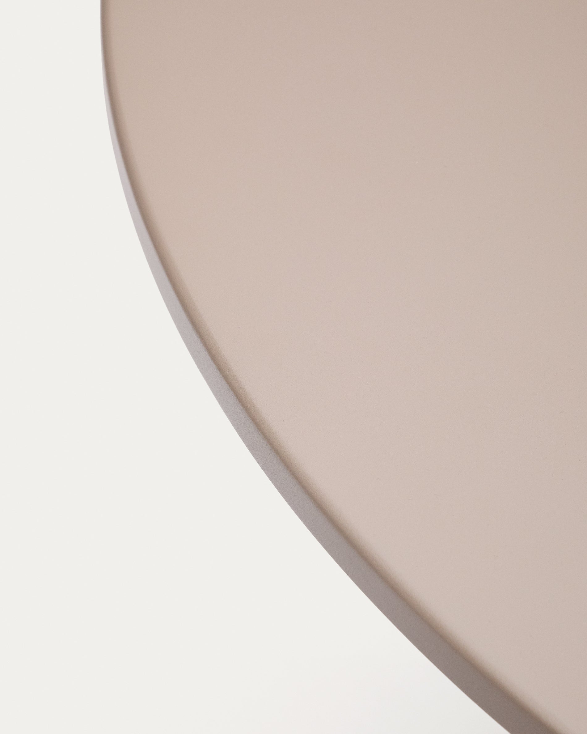 Sedalis round outdoor table made of steel, with off-white aluminum top, Ø80cm