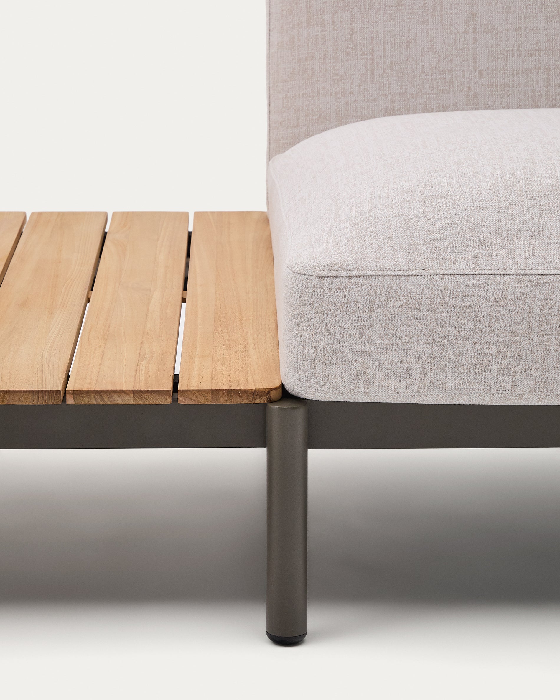 Sorells kültéri moduláris 5-személyes sarokkanapé bézs kárpitozással és zöld alumíniummal, 2 teak asztallal 277 x 446cm FSC 100%