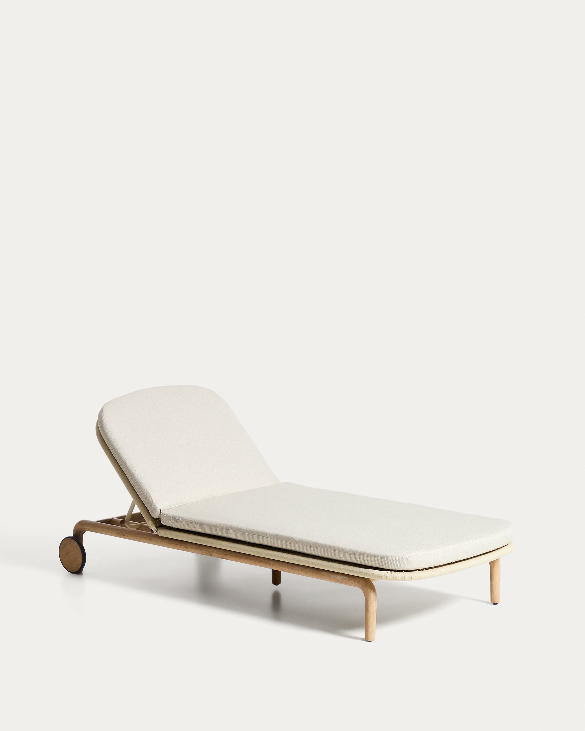 Alipa sun lounger in FSC 100% solid acacia wood and ecru rope cord - Product View