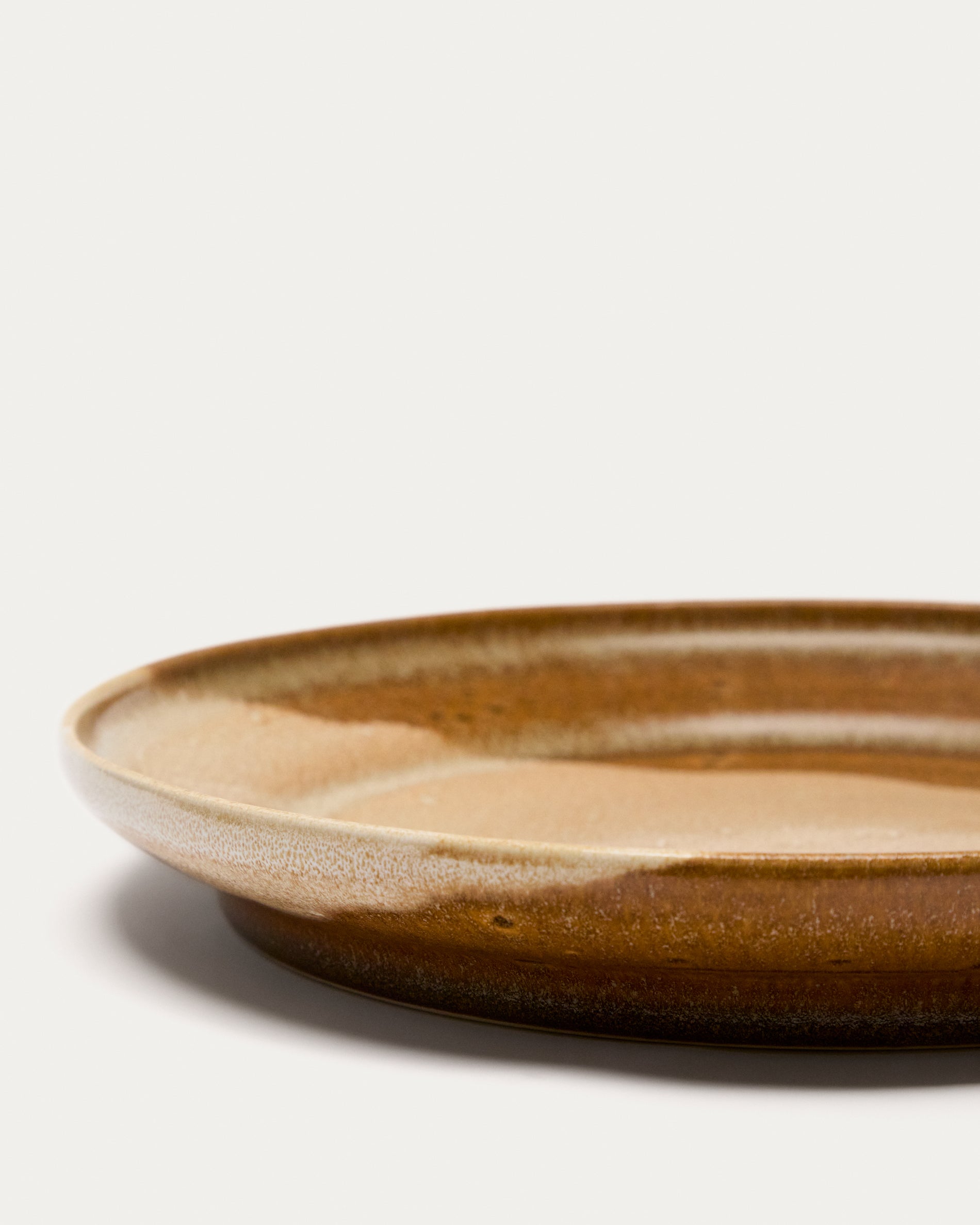 Brown ceramic Nagoli flat plate - Detail