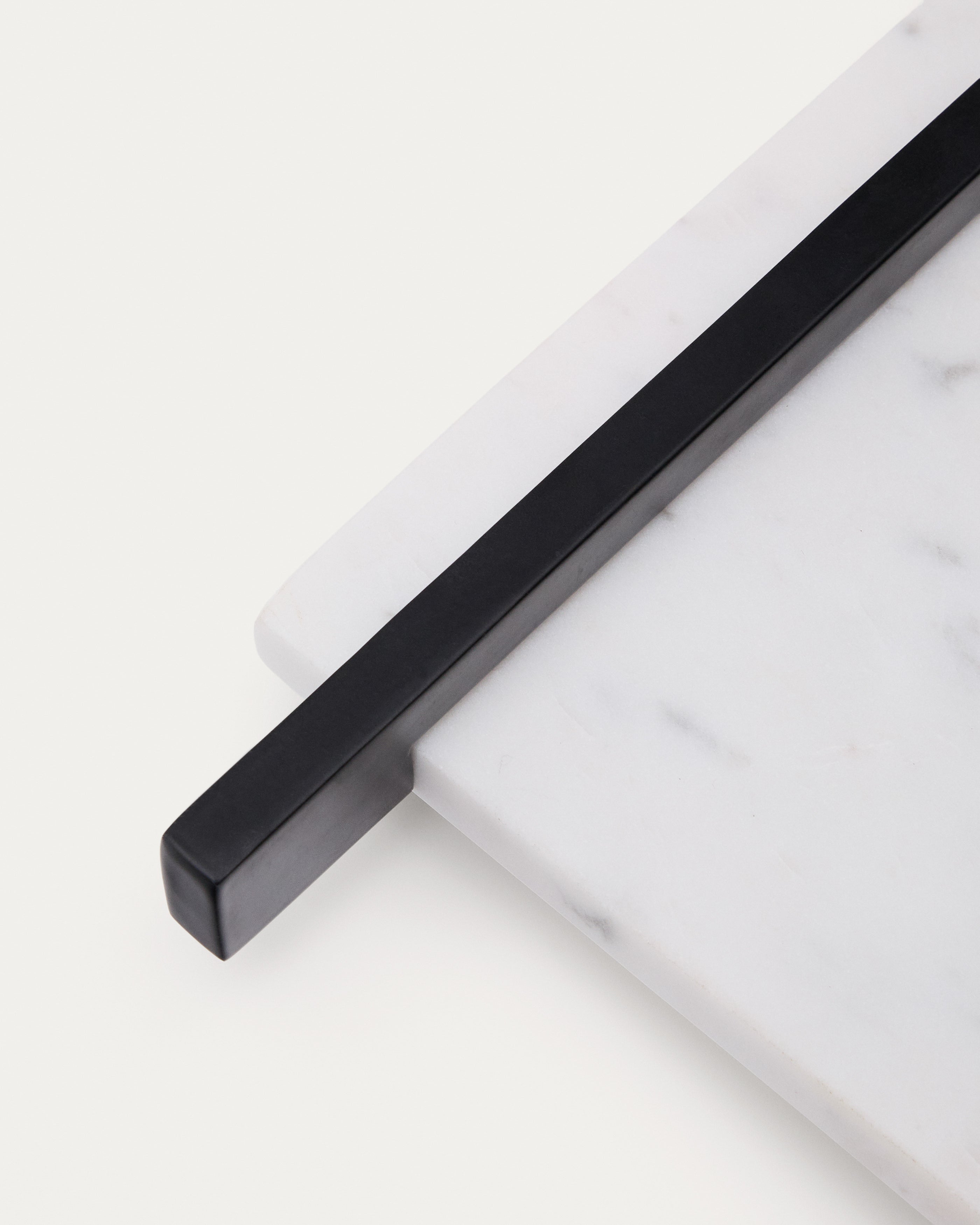 Vira serving board in white marble and black metal - Detail