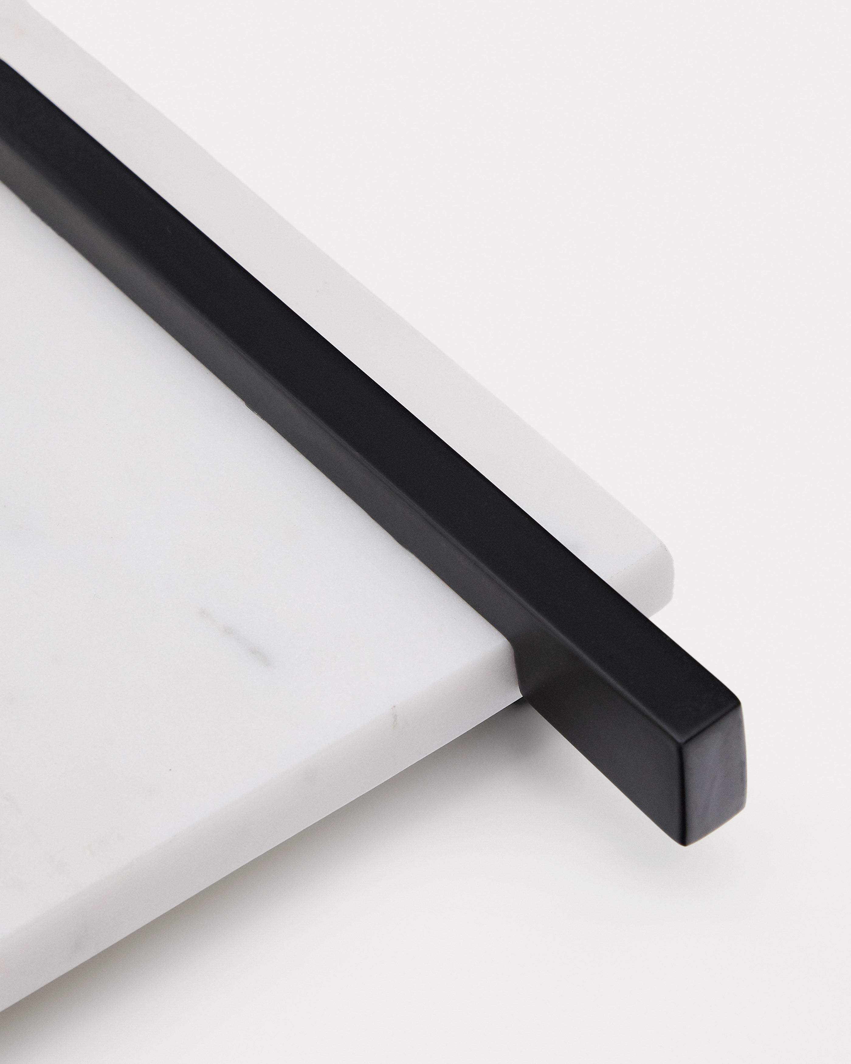 Vira serving board in white marble and black metal - Detail