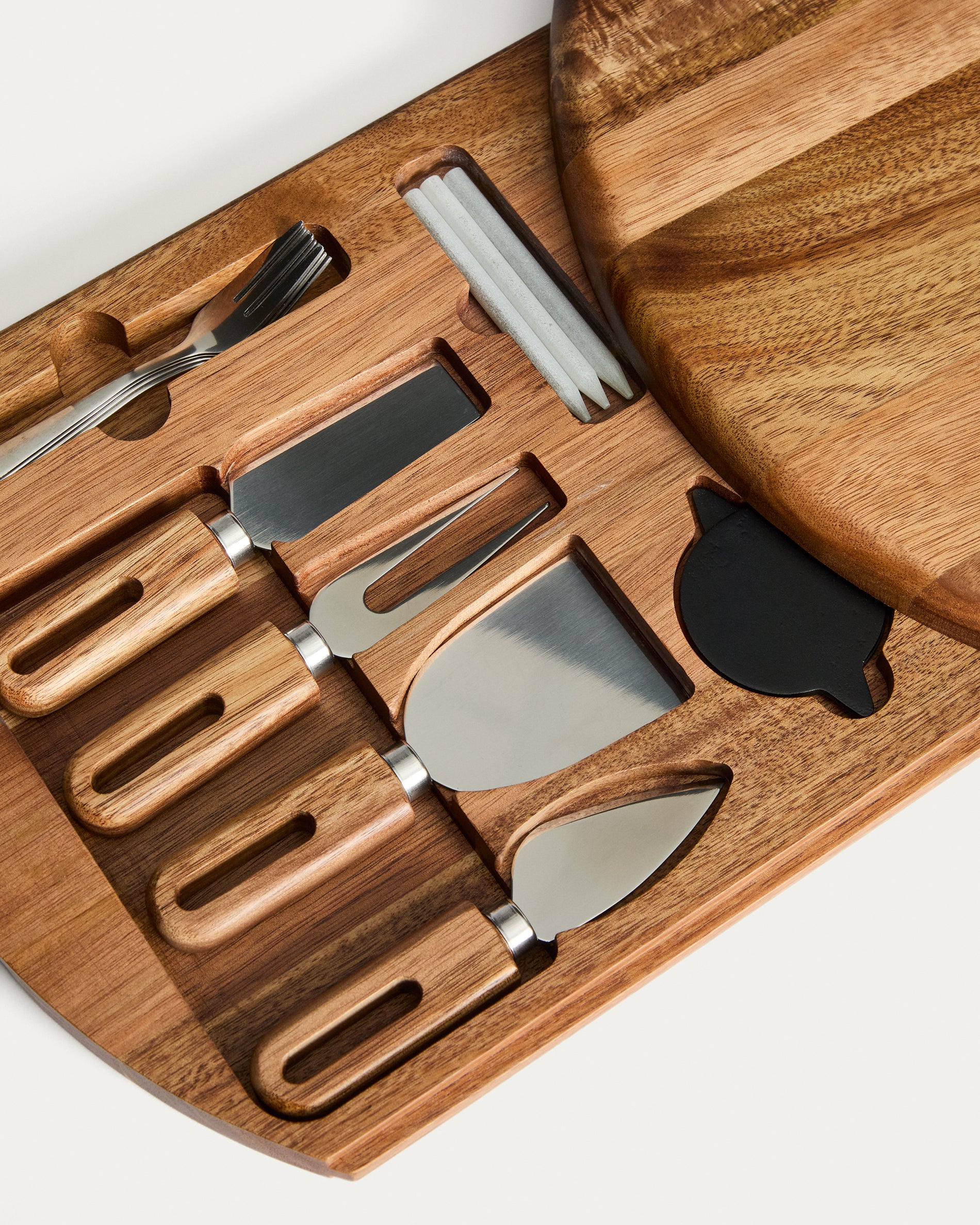 Blera cheese board and cutlery set in acacia wood FSC 100% and stainless steel - Detail