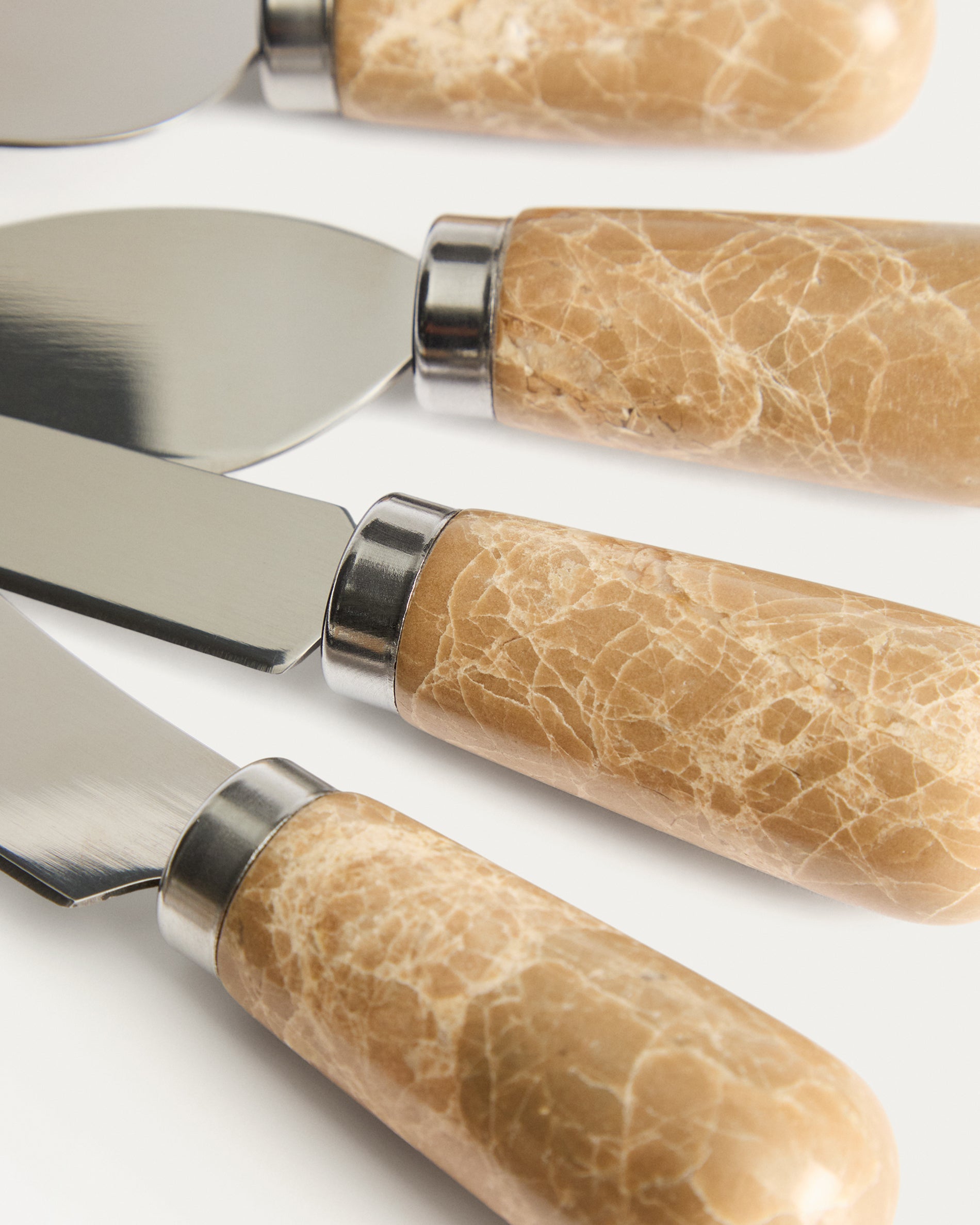 Adoma set of 4 cheese knives in beige marble and stainless steel - Detail