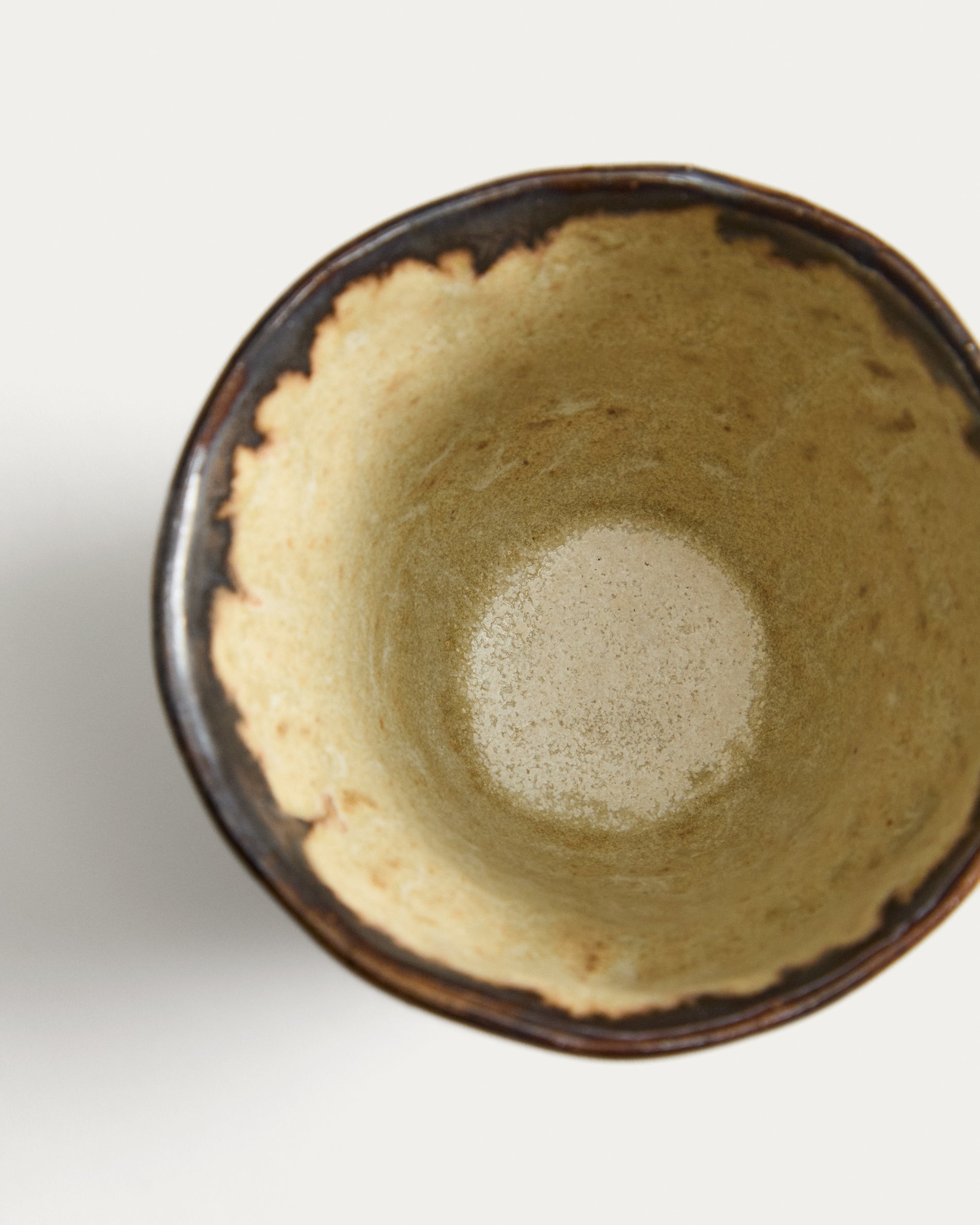 Abela ceramic mug in brown - Detail