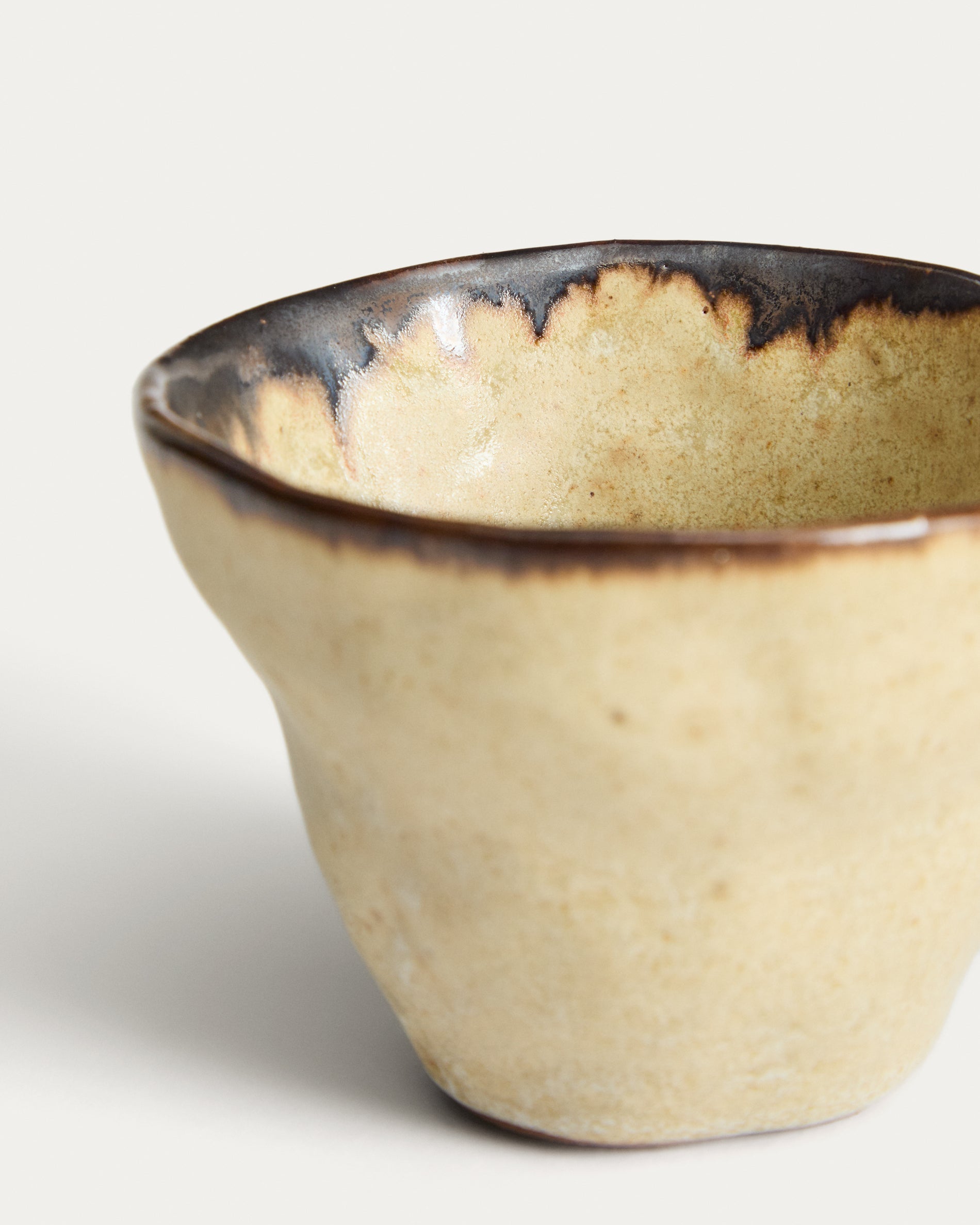 Abela ceramic mug in brown - Detail