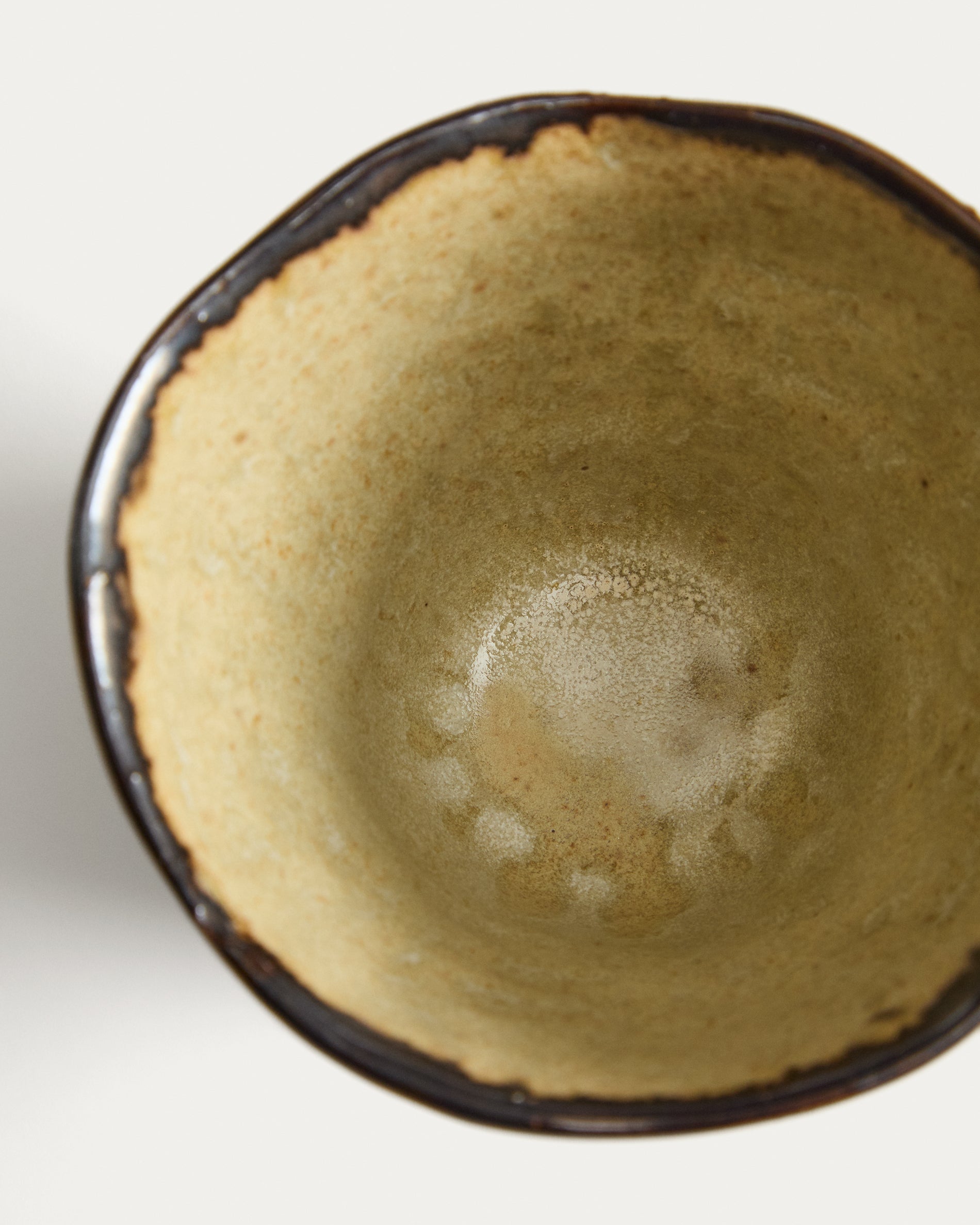 Abela mug in brown ceramic - Detail