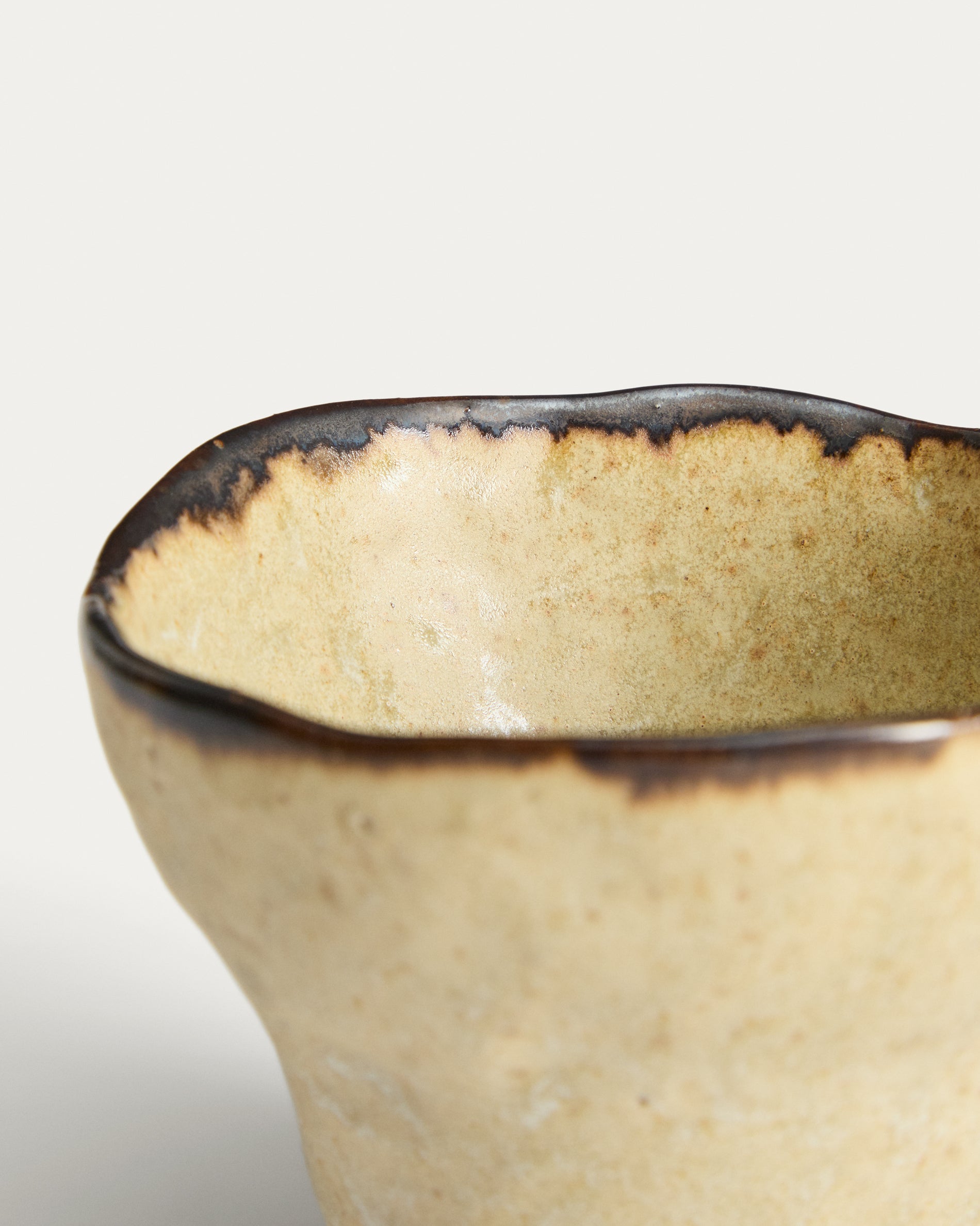 Abela mug in brown ceramic - Detail