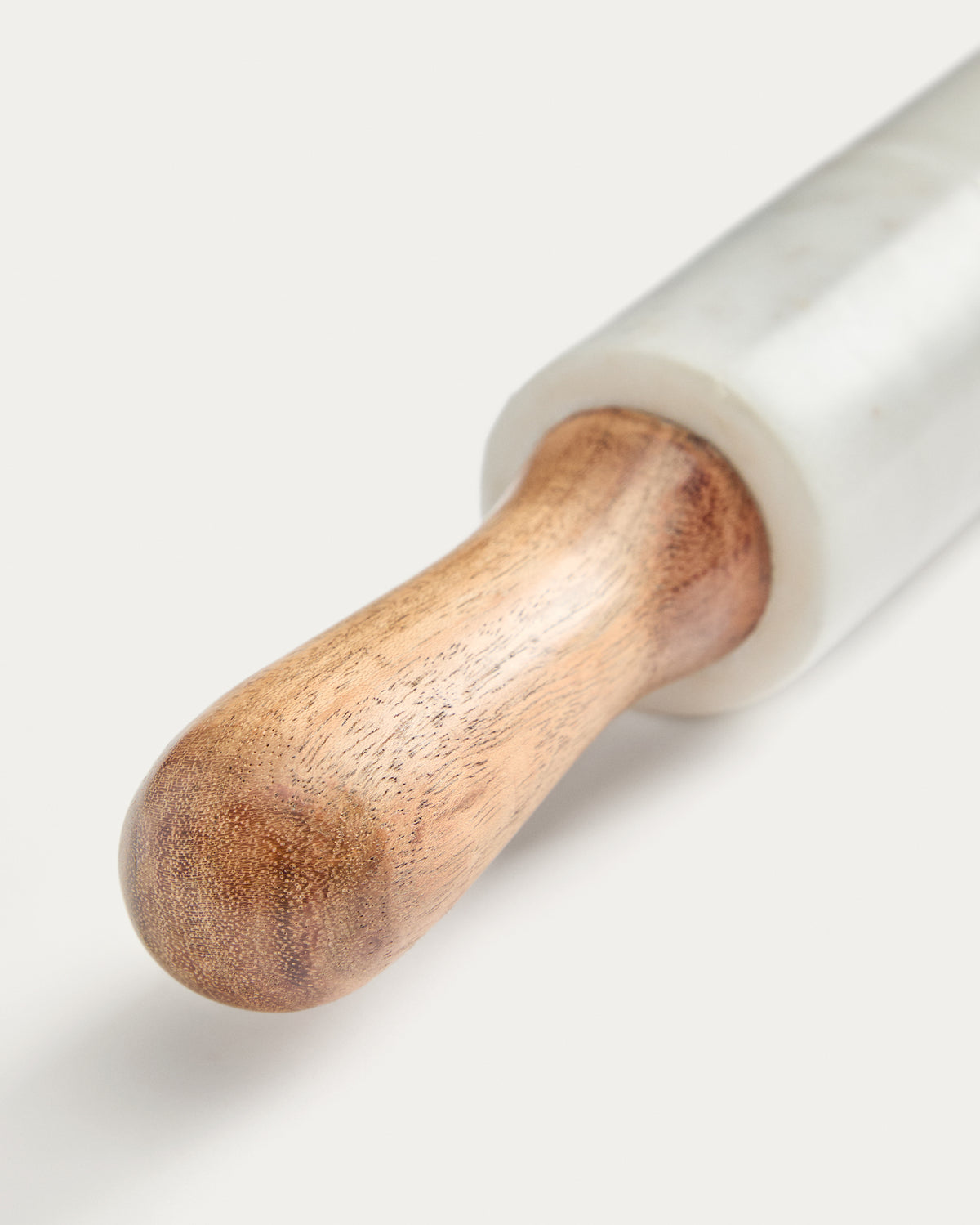 Nuvir rolling pin in white marble and solid acacia wood - Detail