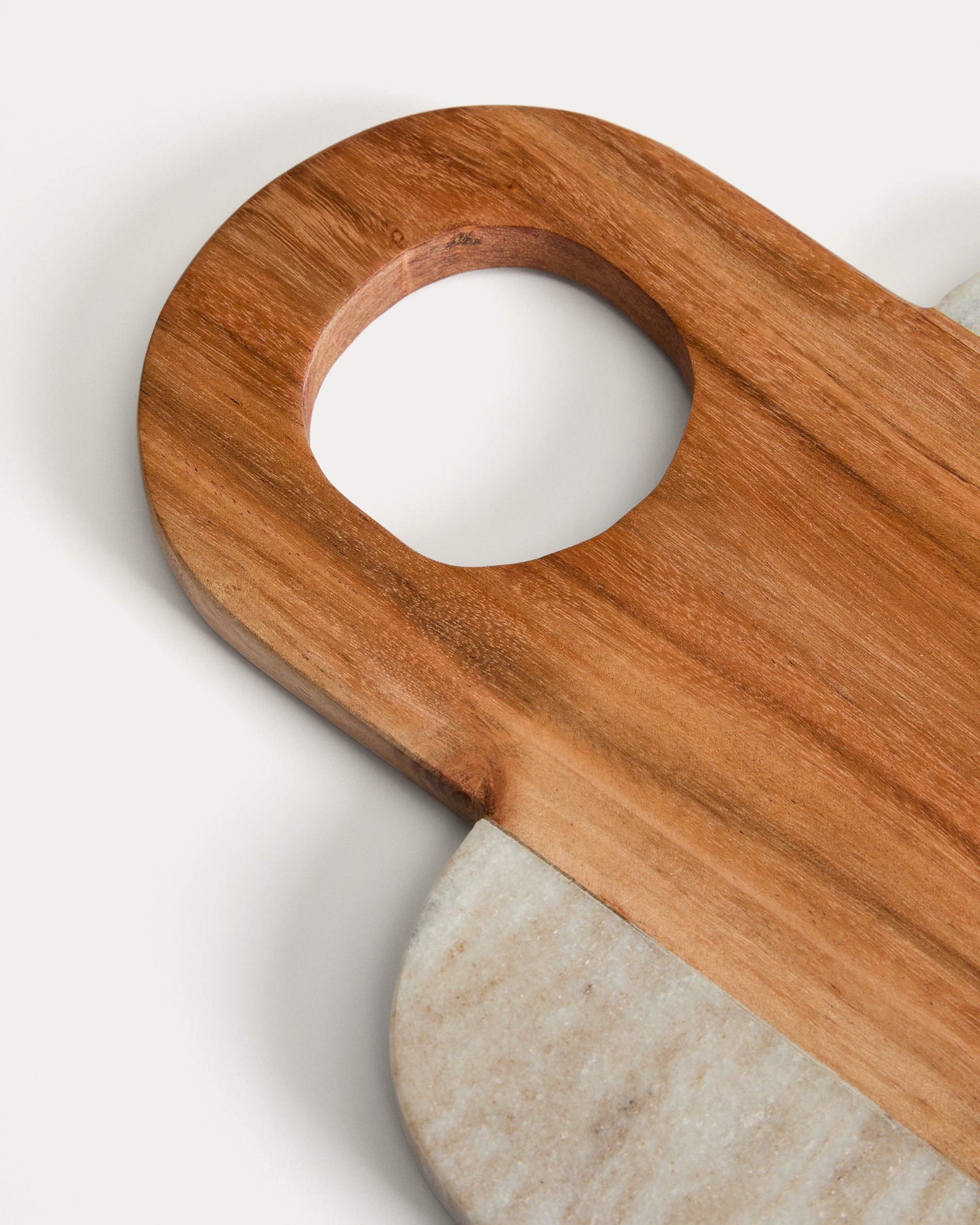 Nuvir serving board in beige marble and solid acacia wood - Detail