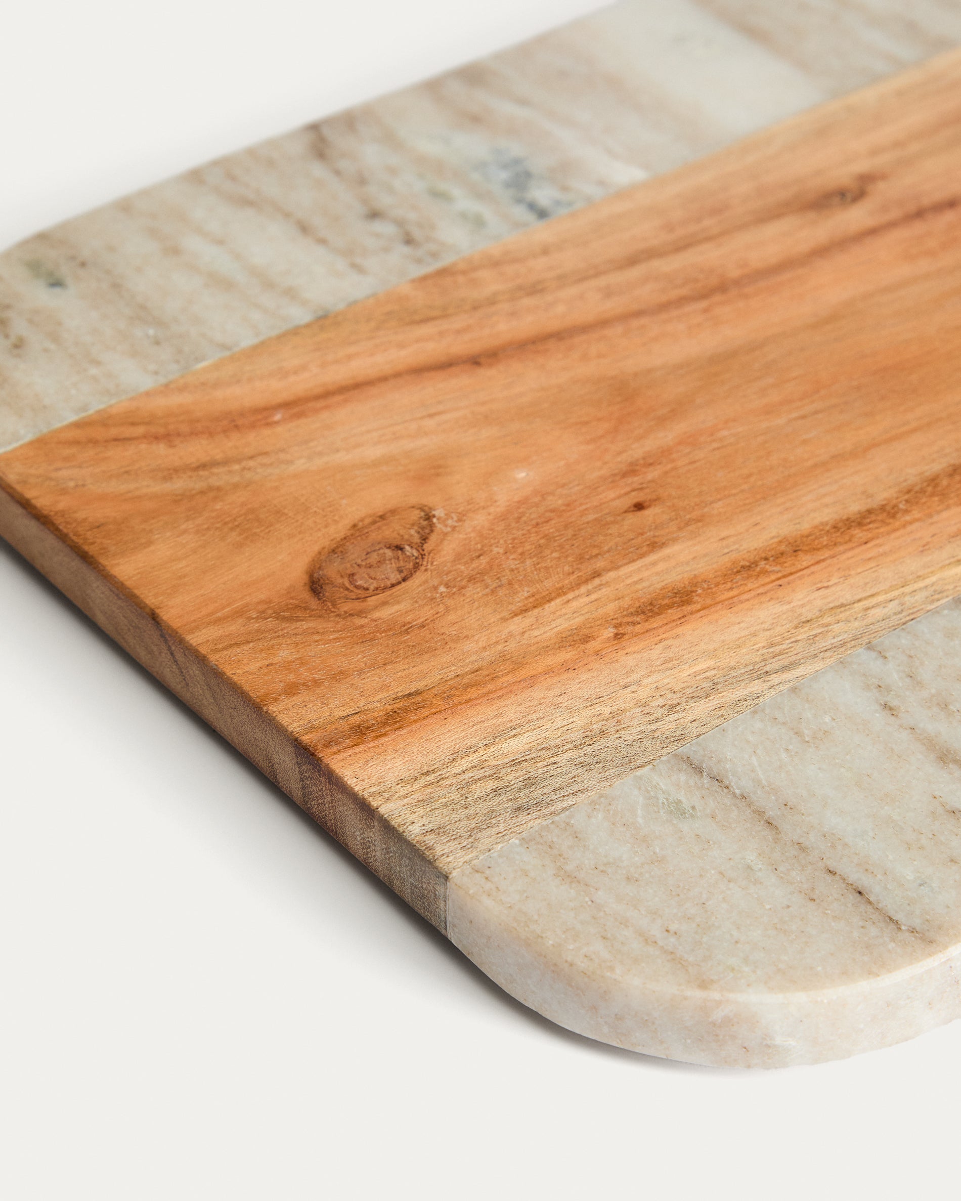Nuvir serving board in beige marble and solid acacia wood - Detail