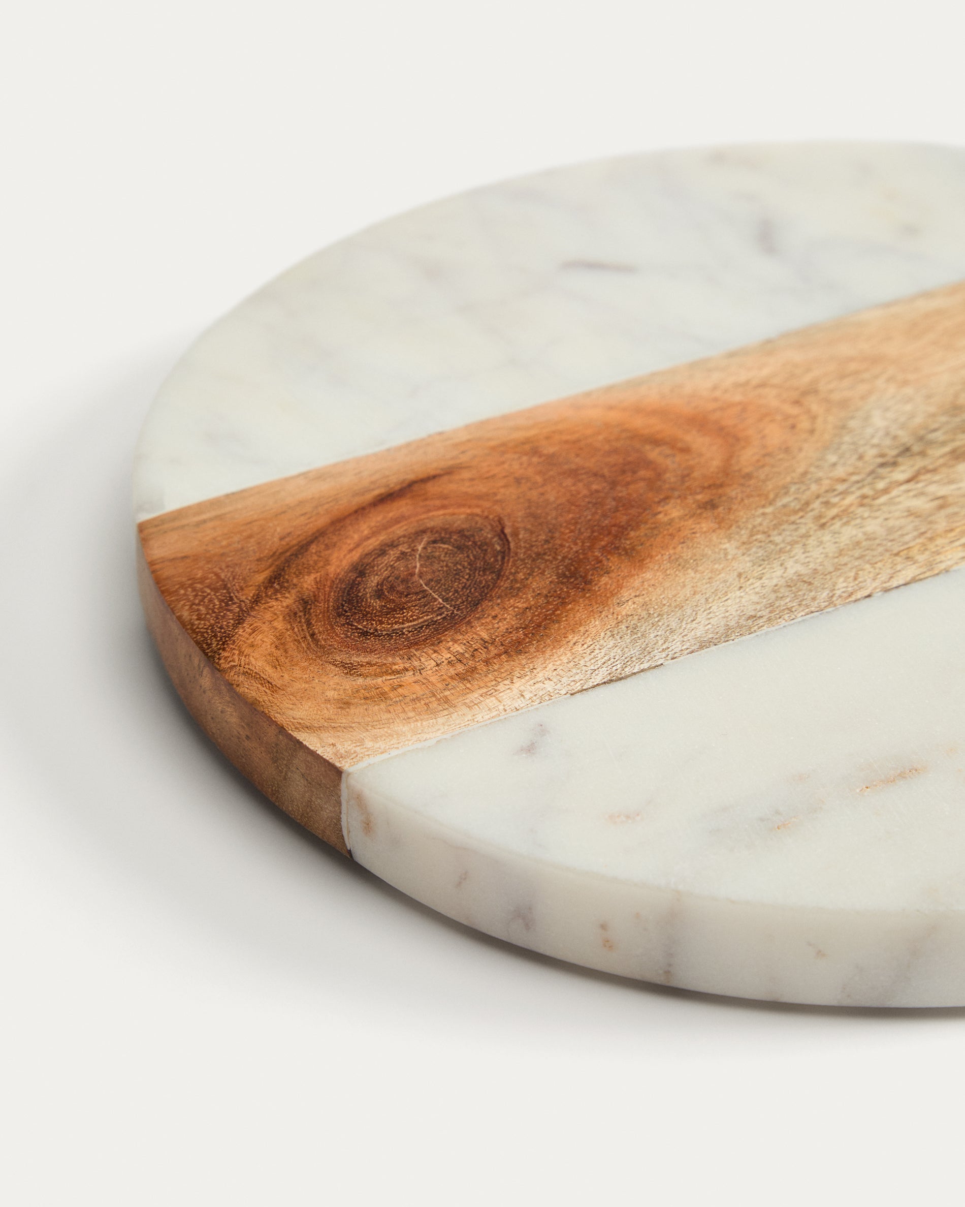 Nuvir serving board in white marble and solid acacia wood - Detail