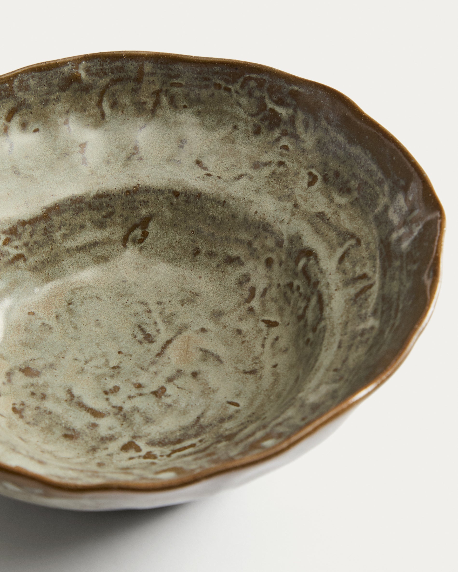 Alenia deep plate in brown ceramic - Detail