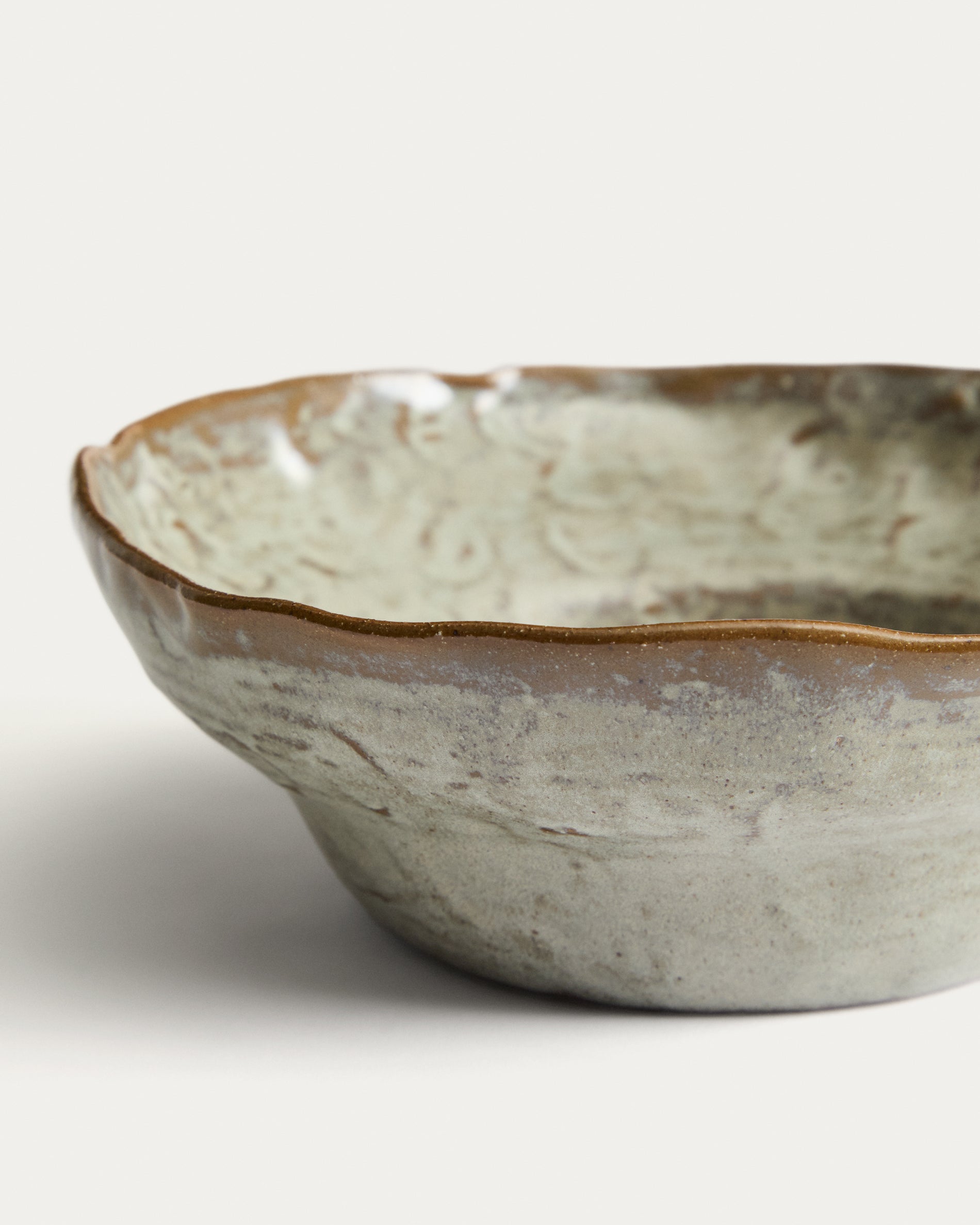 Alenia deep plate in brown ceramic - Detail