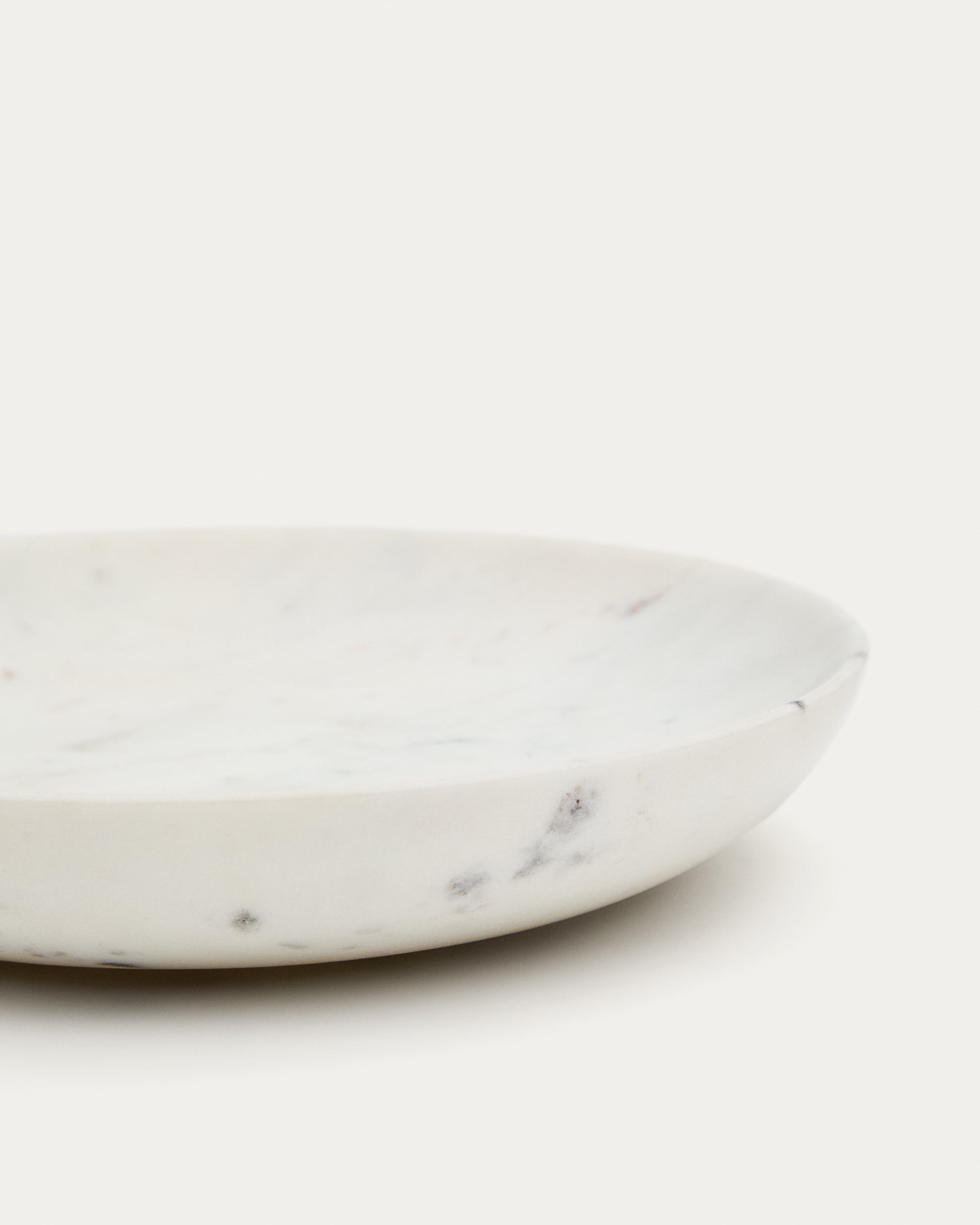 Ecin medium-sized, white marble serving plate - Detail