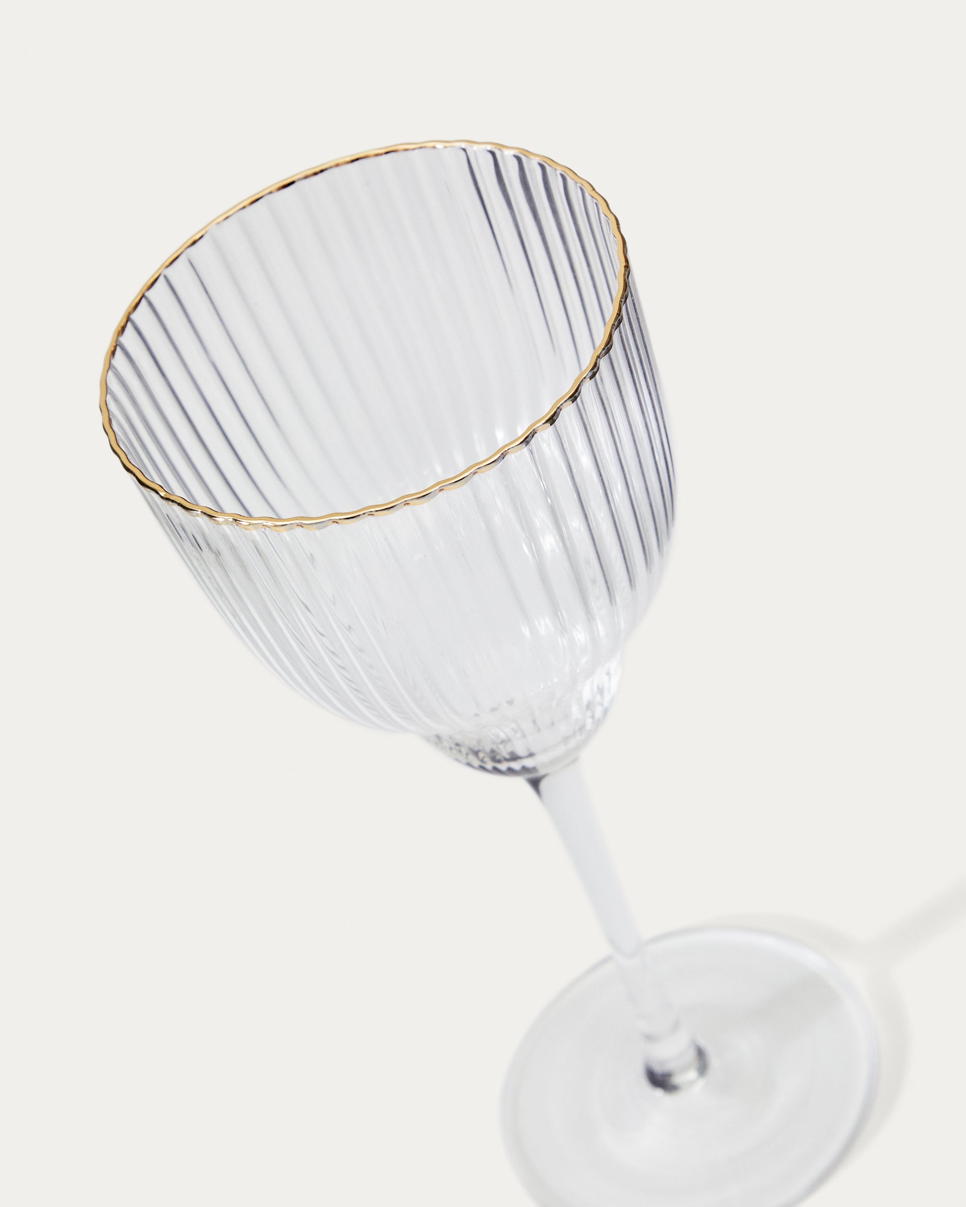 Ayan transparent wine glass, with a gold feature, 33 cl - Detail