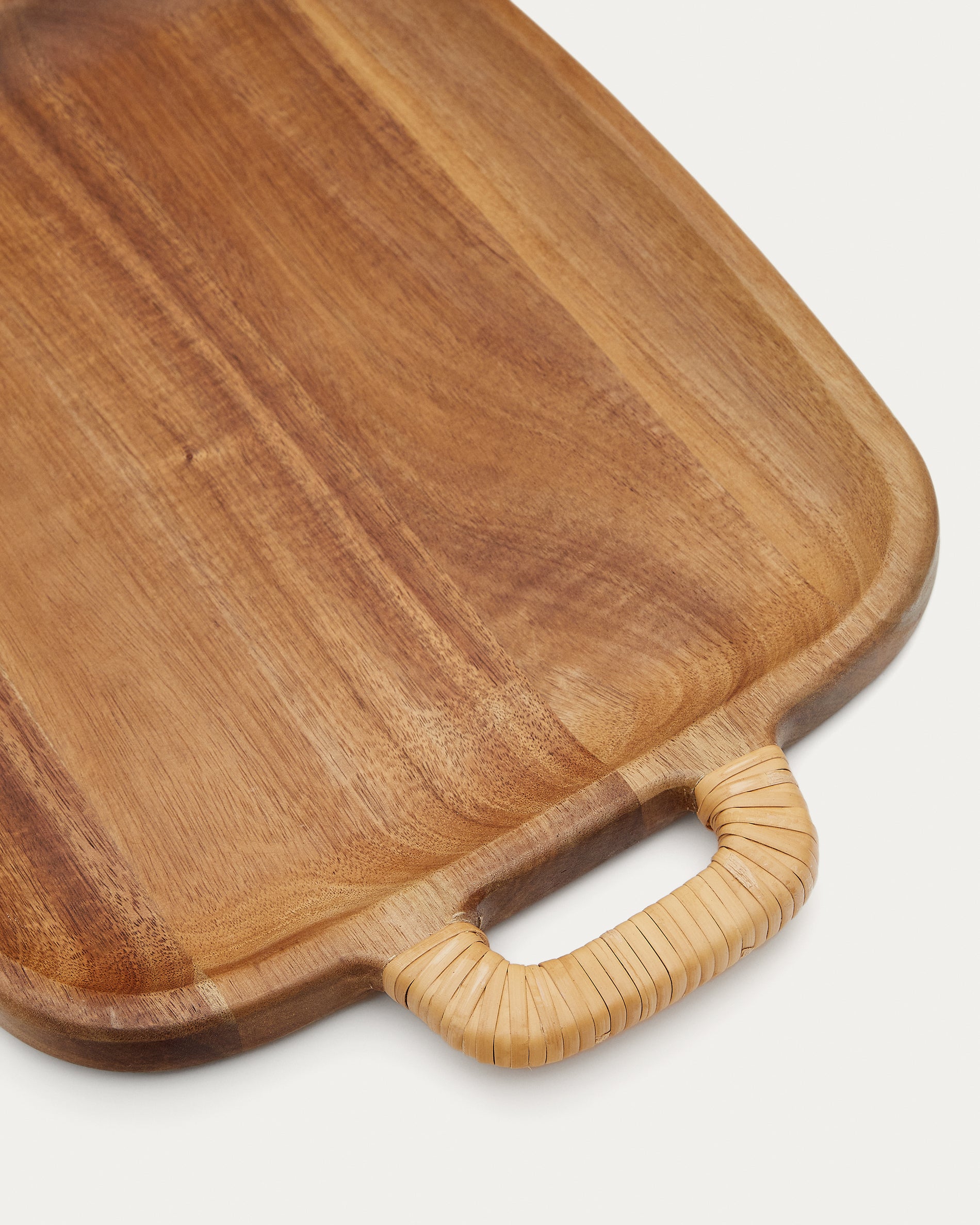Sardis small serving board made from FSC 100% acacia wood and rattan - Detail
