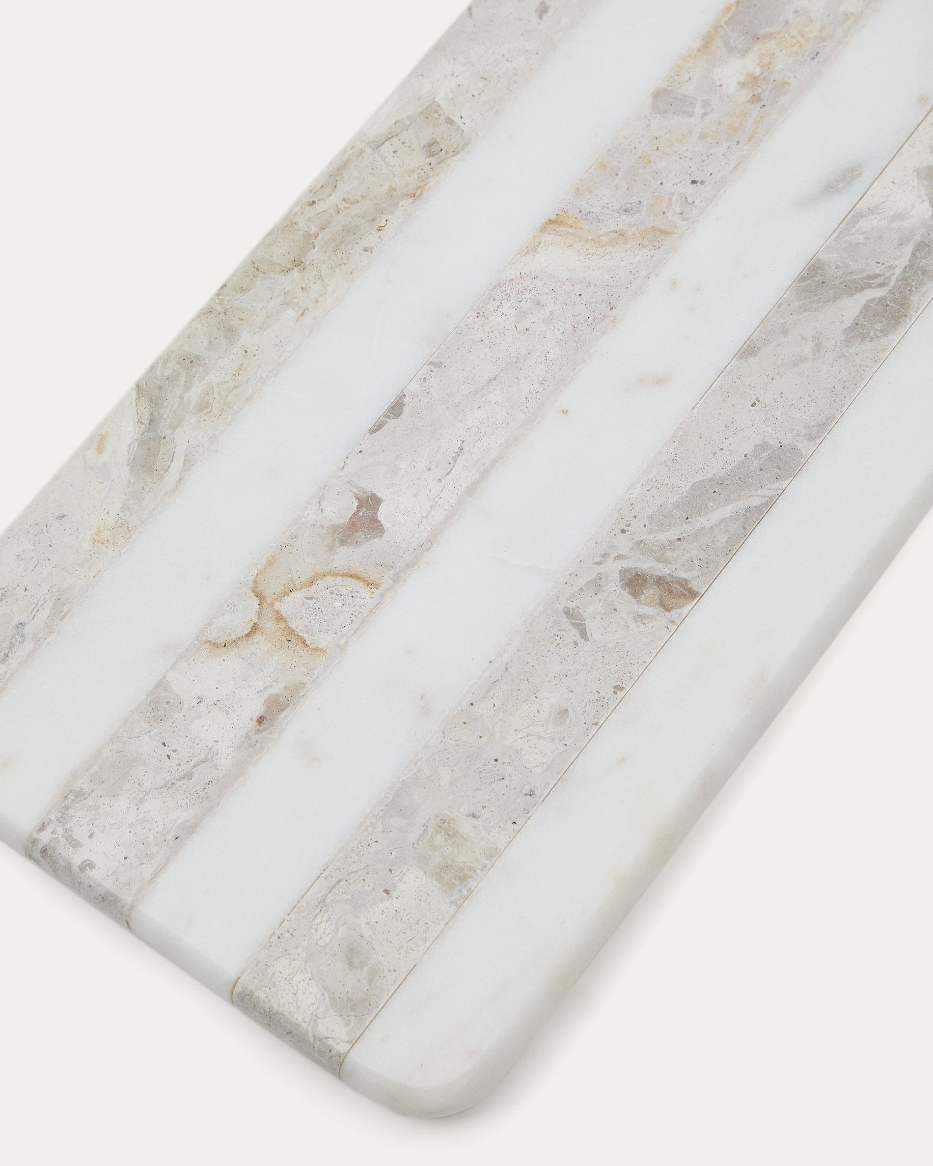 Sylara small serving board in grey and white marble - Detail