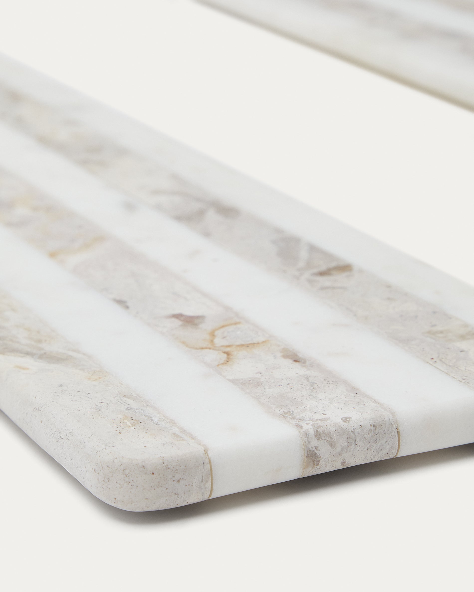 Sylara small serving board in grey and white marble - Detail