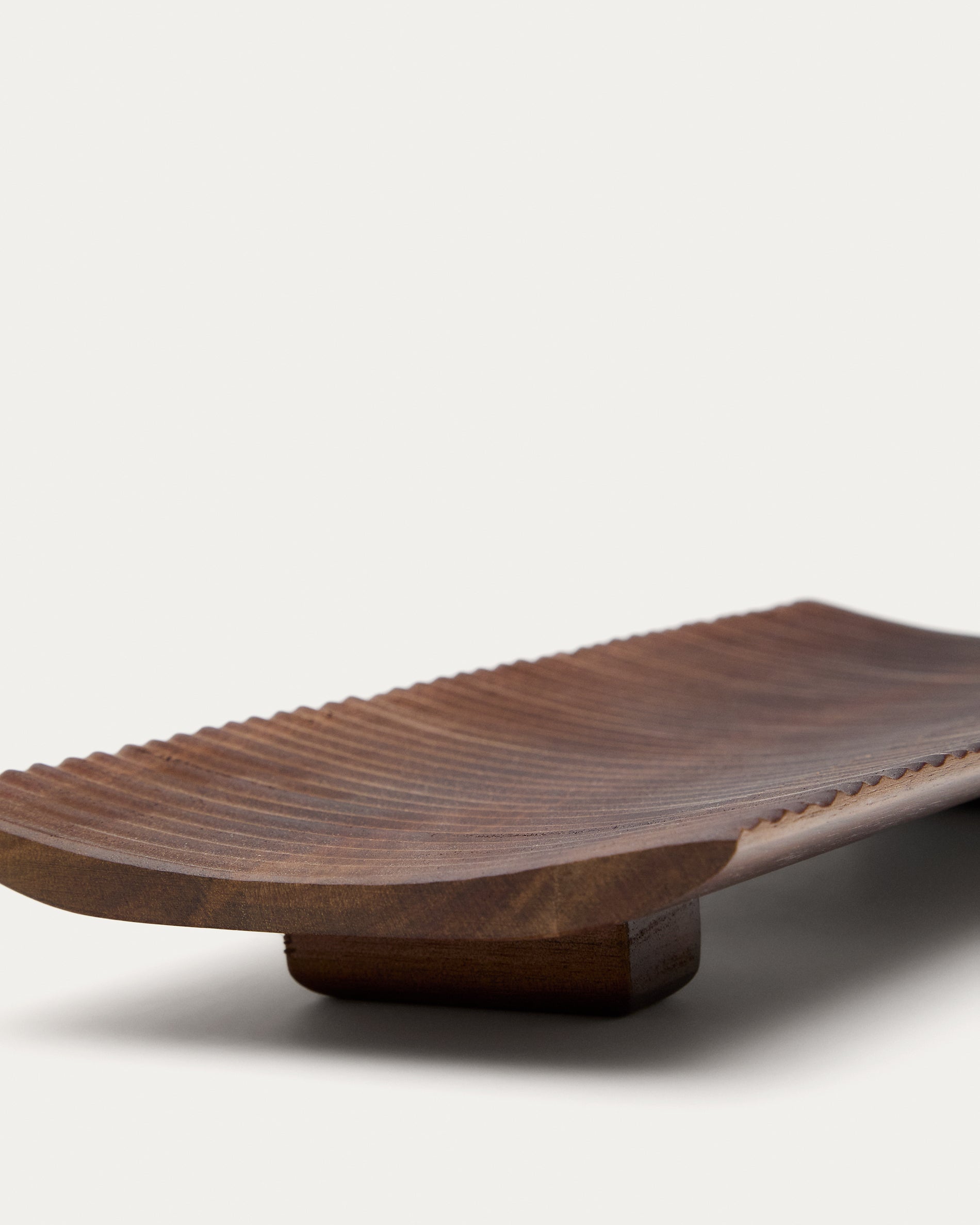 Rommu small serving board made of acacia wood FSC 100% - Detail