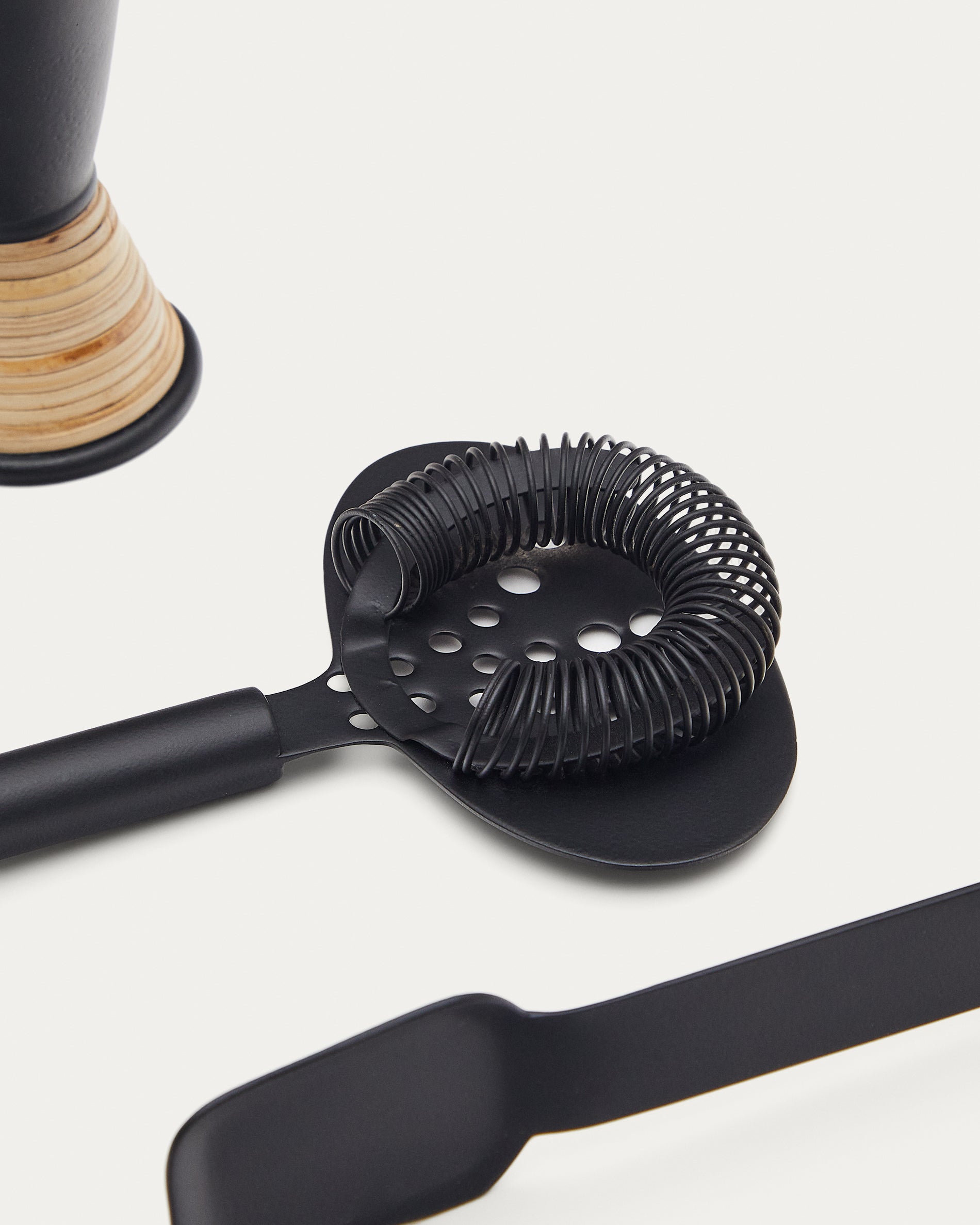 Shai set of black stainless steel and rattan cocktail utensils - Detail