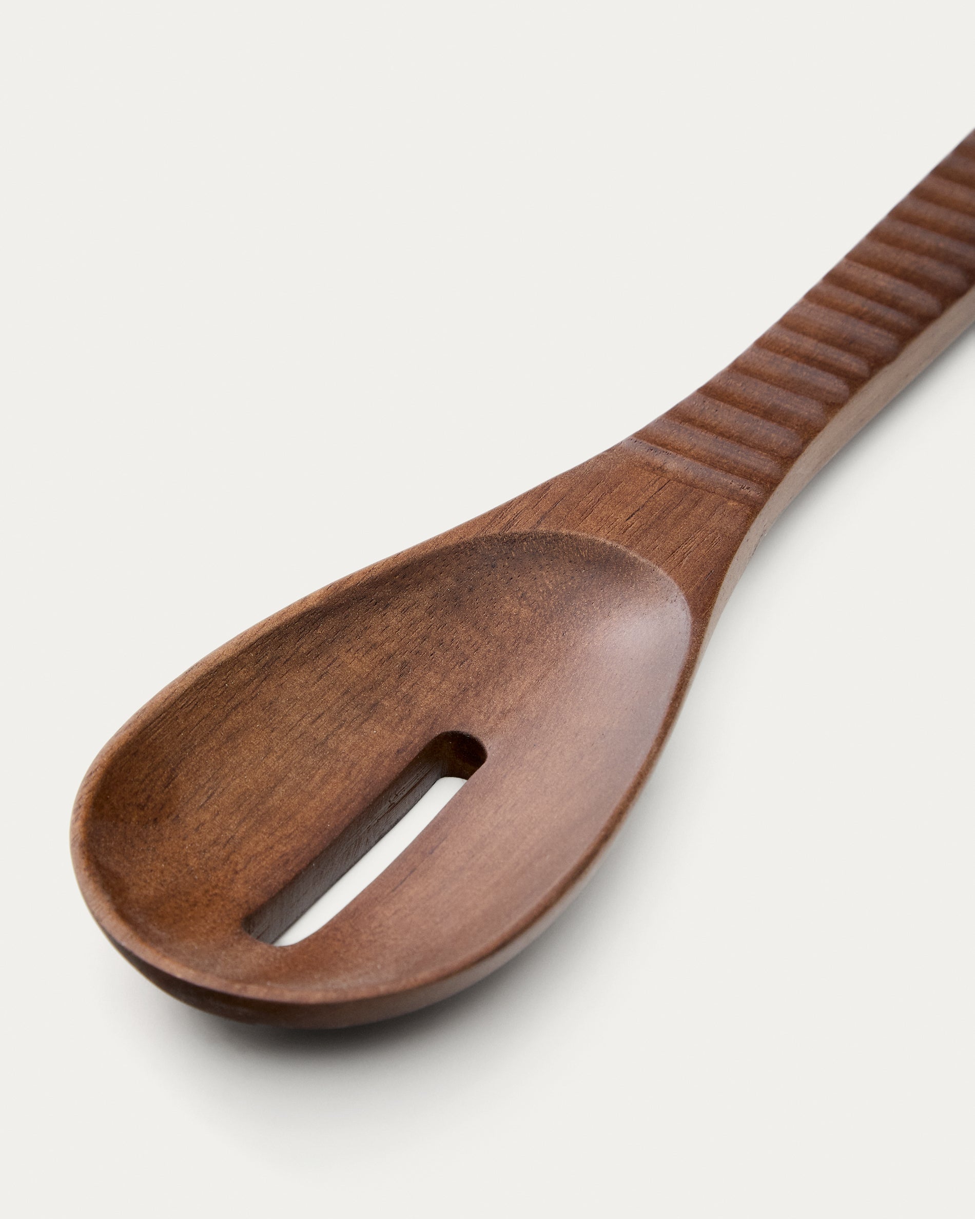 Rommu wooden spoon with a hole made of acacia wood FSC 100% - Detail