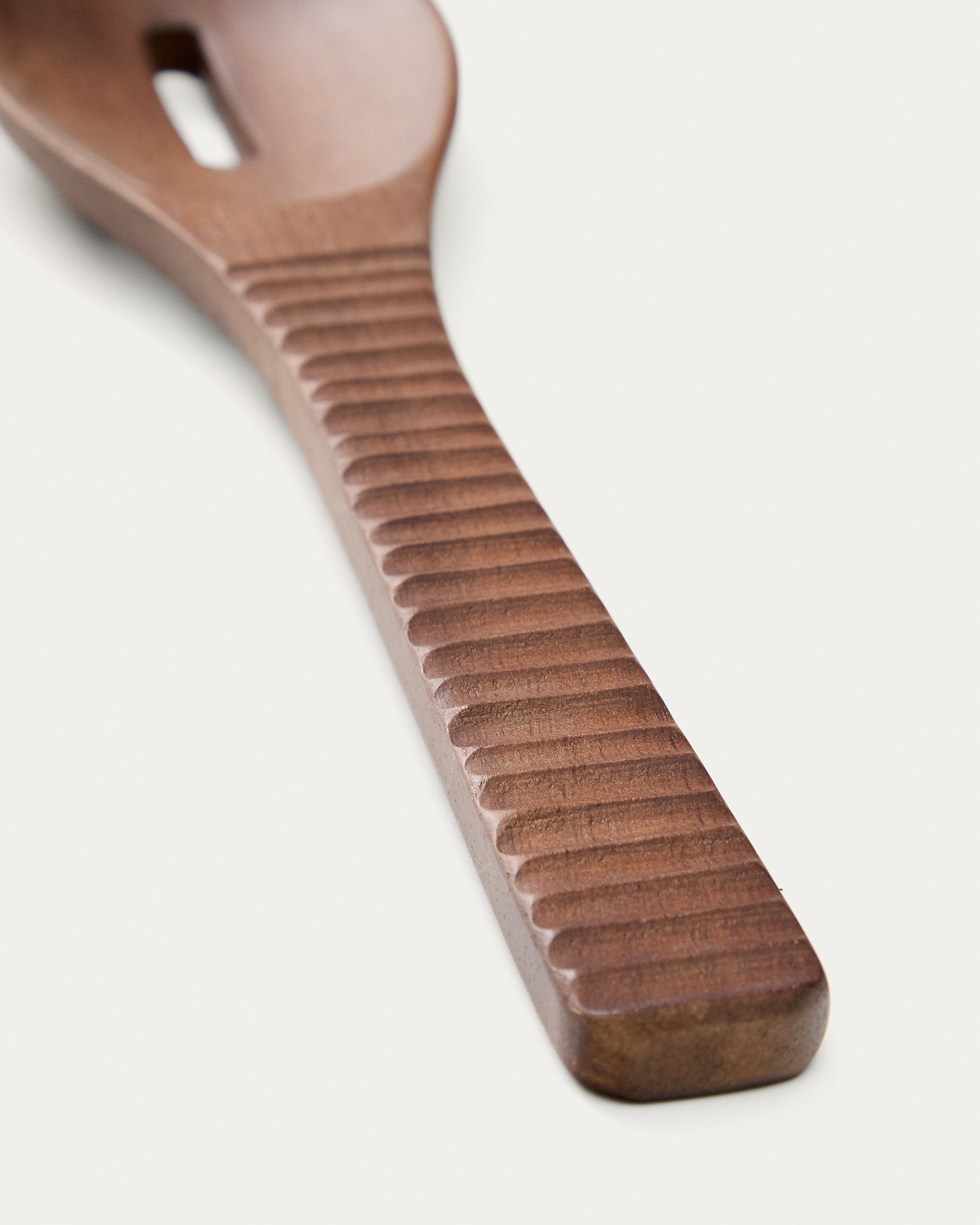 Rommu wooden spoon with a hole made of acacia wood FSC 100% - Detail