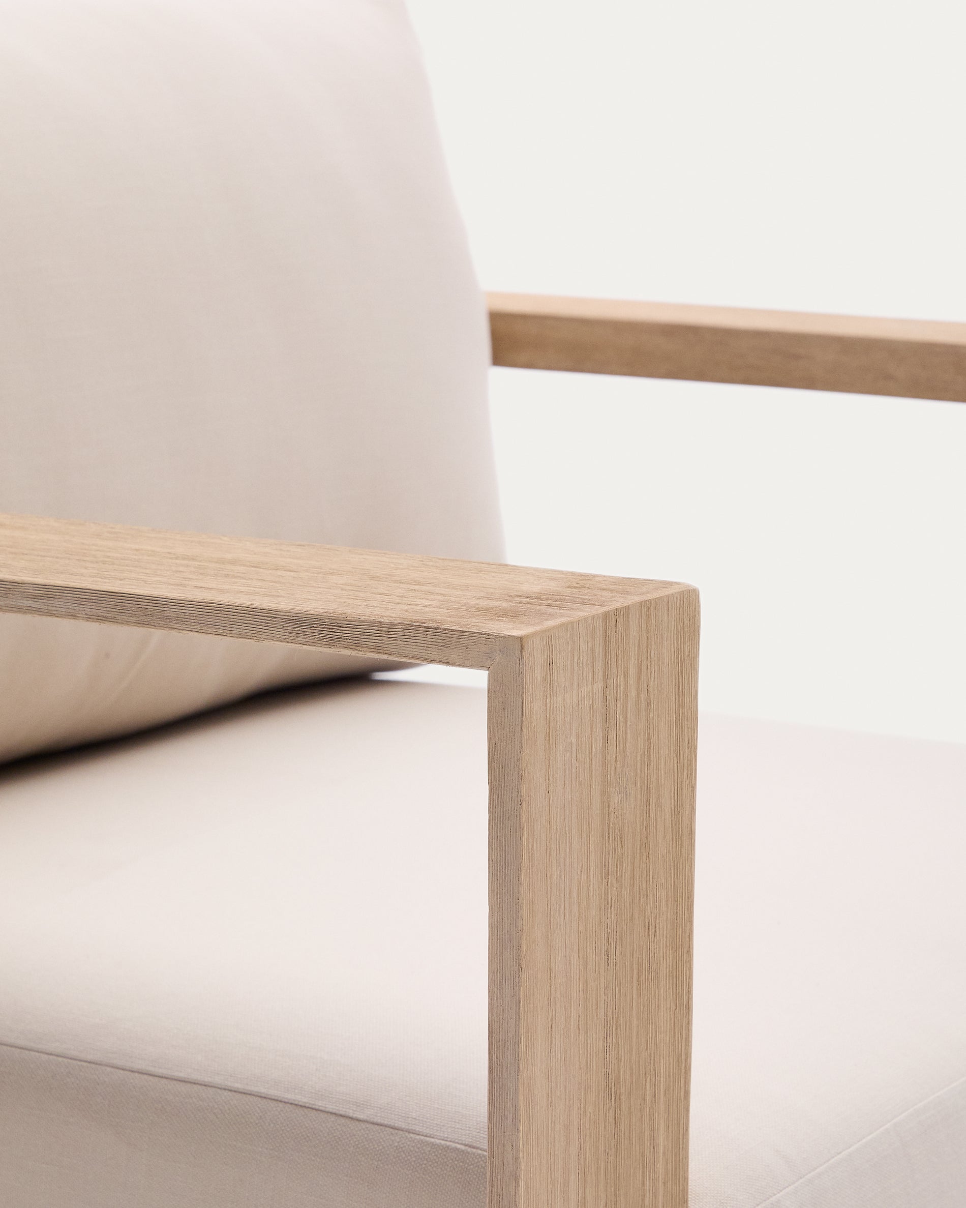 Ambra armchair in solid acacia wood with light finish FSC 100% - Detail