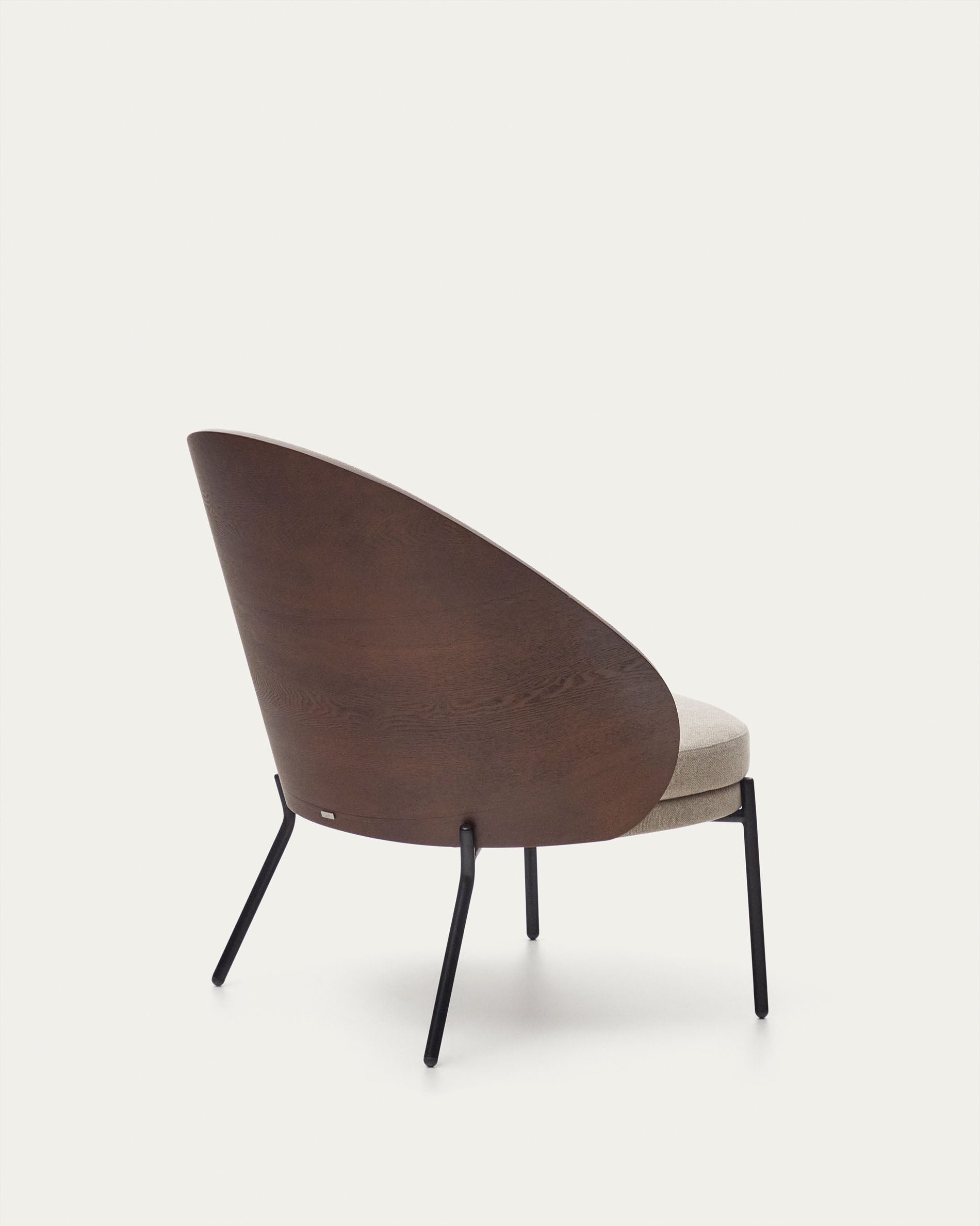 Eamy light brown armchair in an ash wood veneer with a walnut finish and black metal - Detail