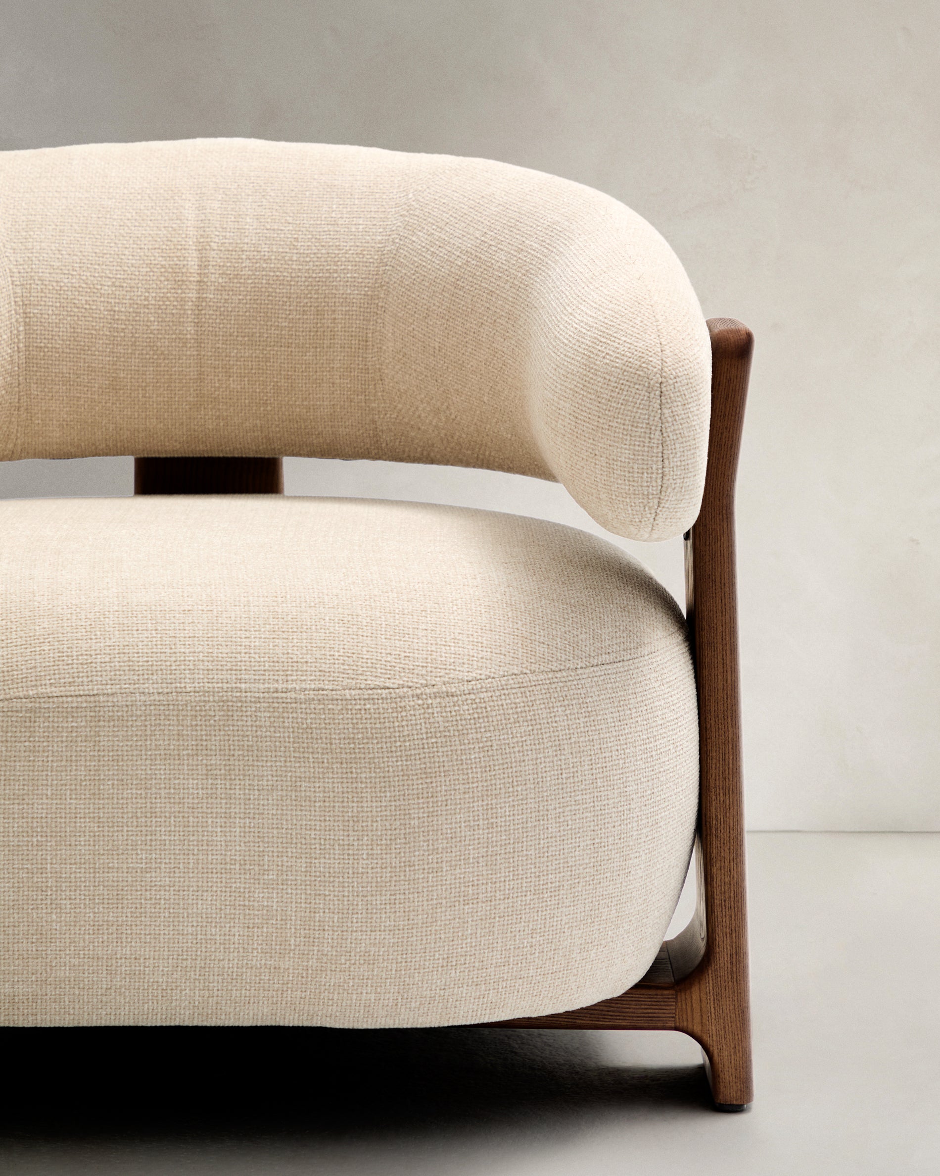 Granite fire-retardant armchair in beige chenille and solid ash wood with walnut-coloured finish FSC 100% - Detail