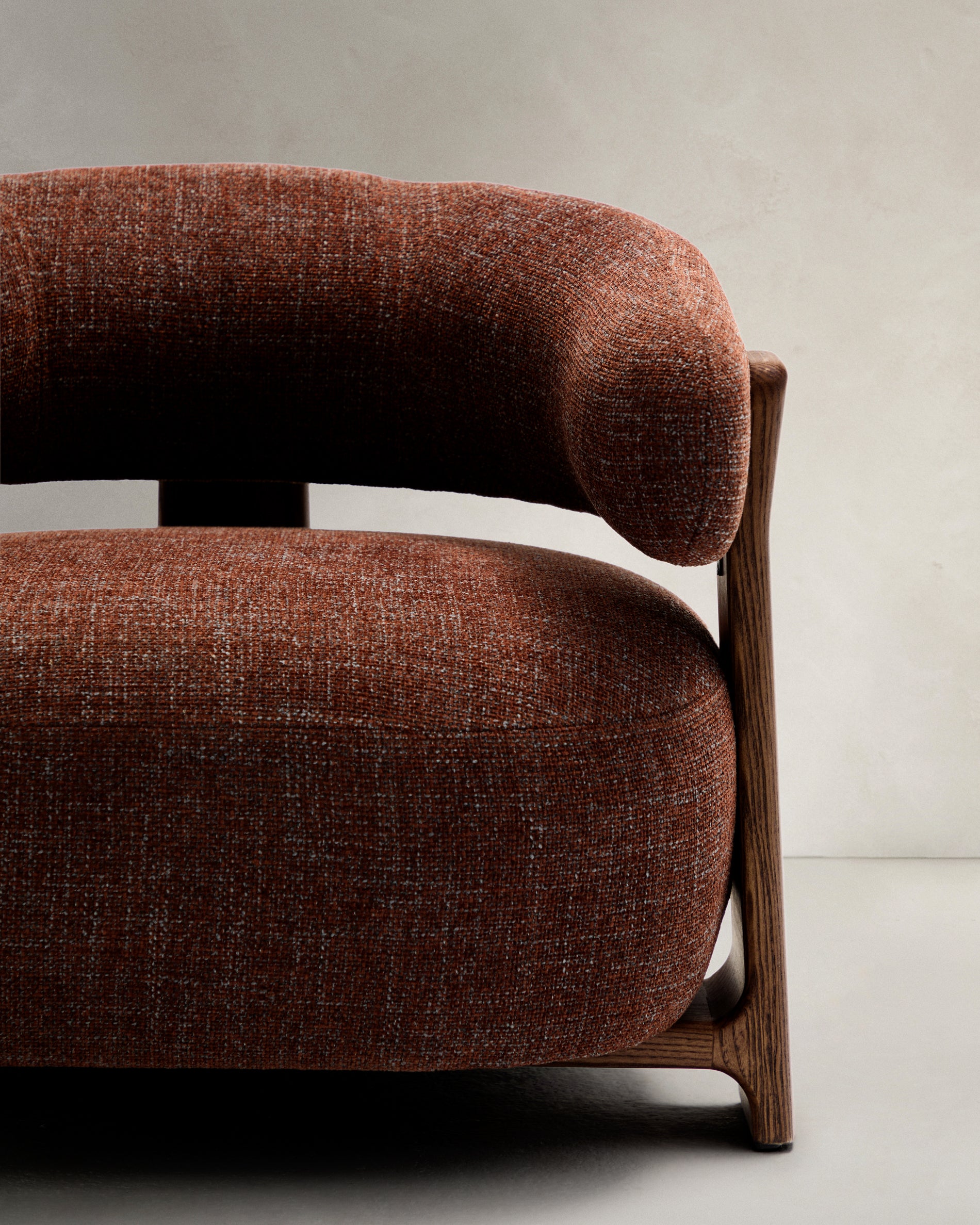 Granite brown chenille armchair with solid ash wood legs in a walnut finish FSC 100% - Detail