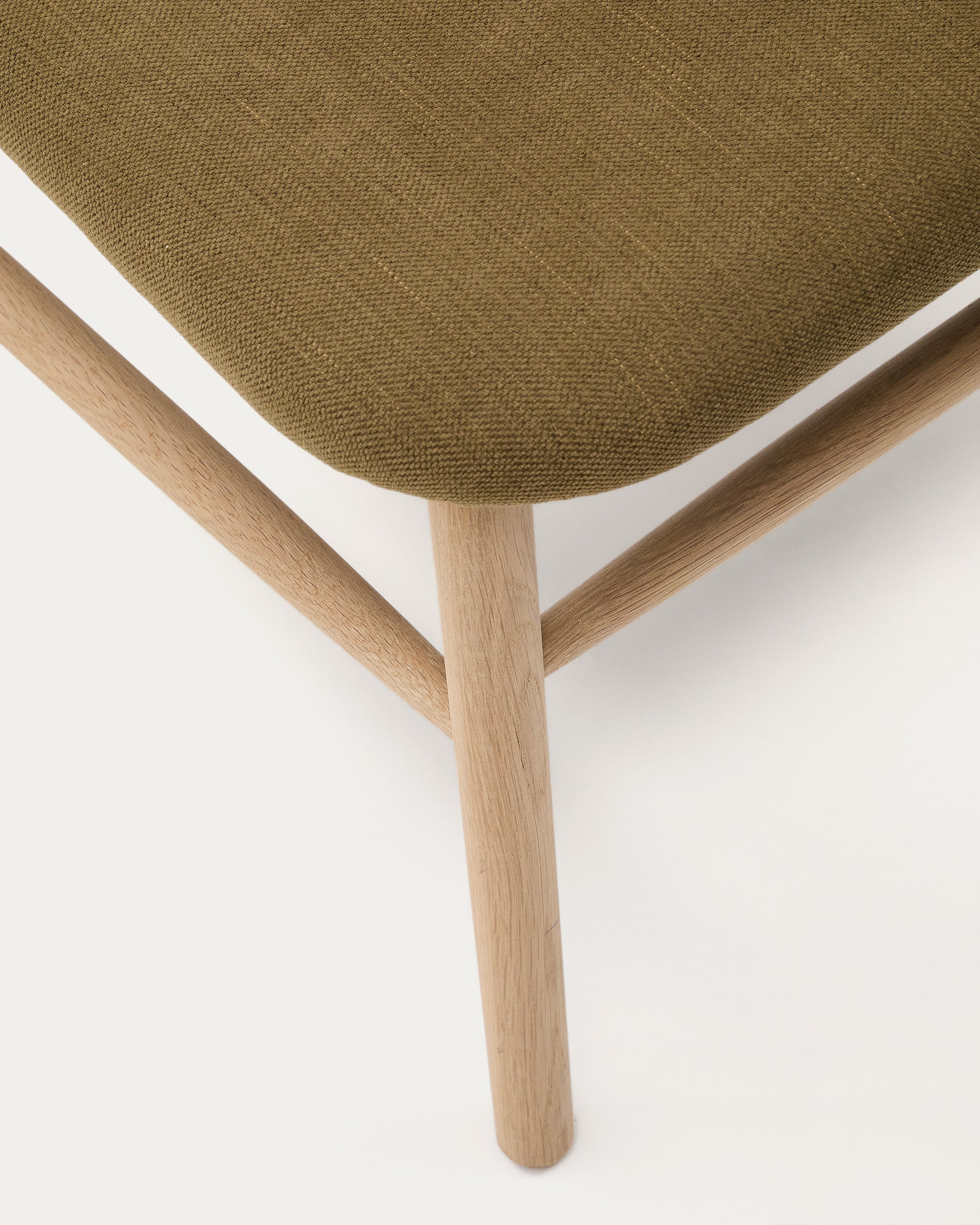 Helda armchair in green chenille and FSC Mix Credit solid oak wood - Detail