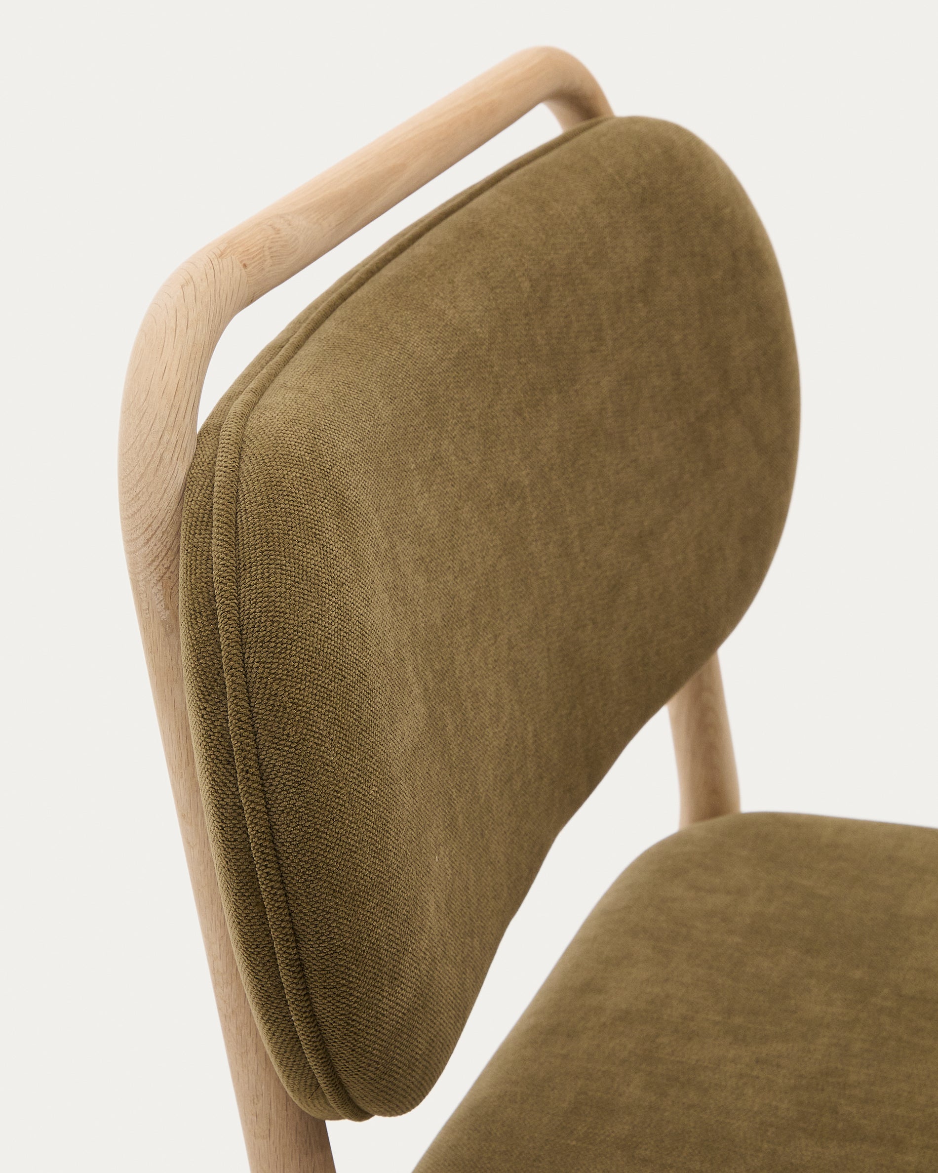 Helda armchair in green chenille and FSC Mix Credit solid oak wood - Detail
