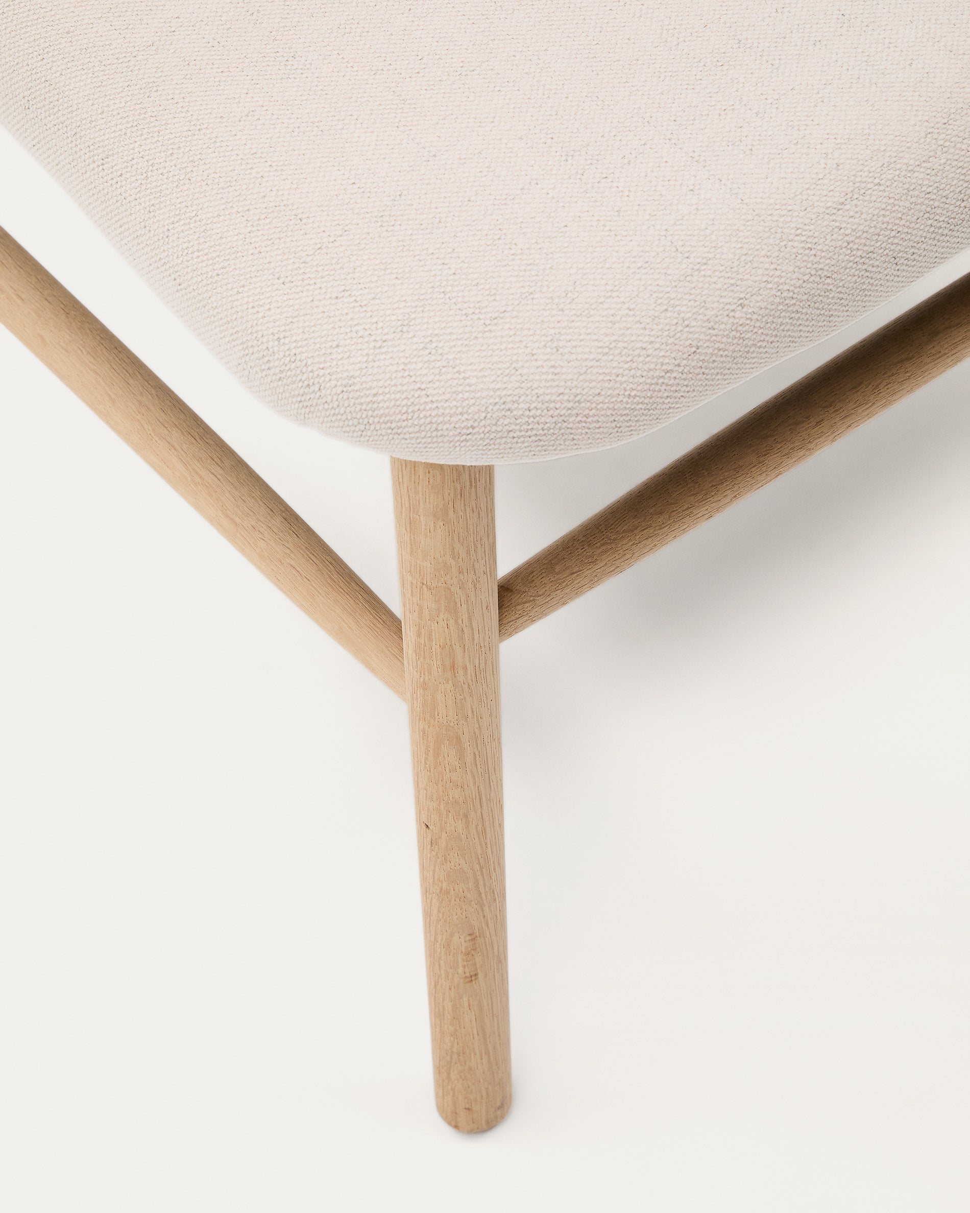 Helda armchair in beige chenille and FSC Mix Credit solid oak wood - Detail