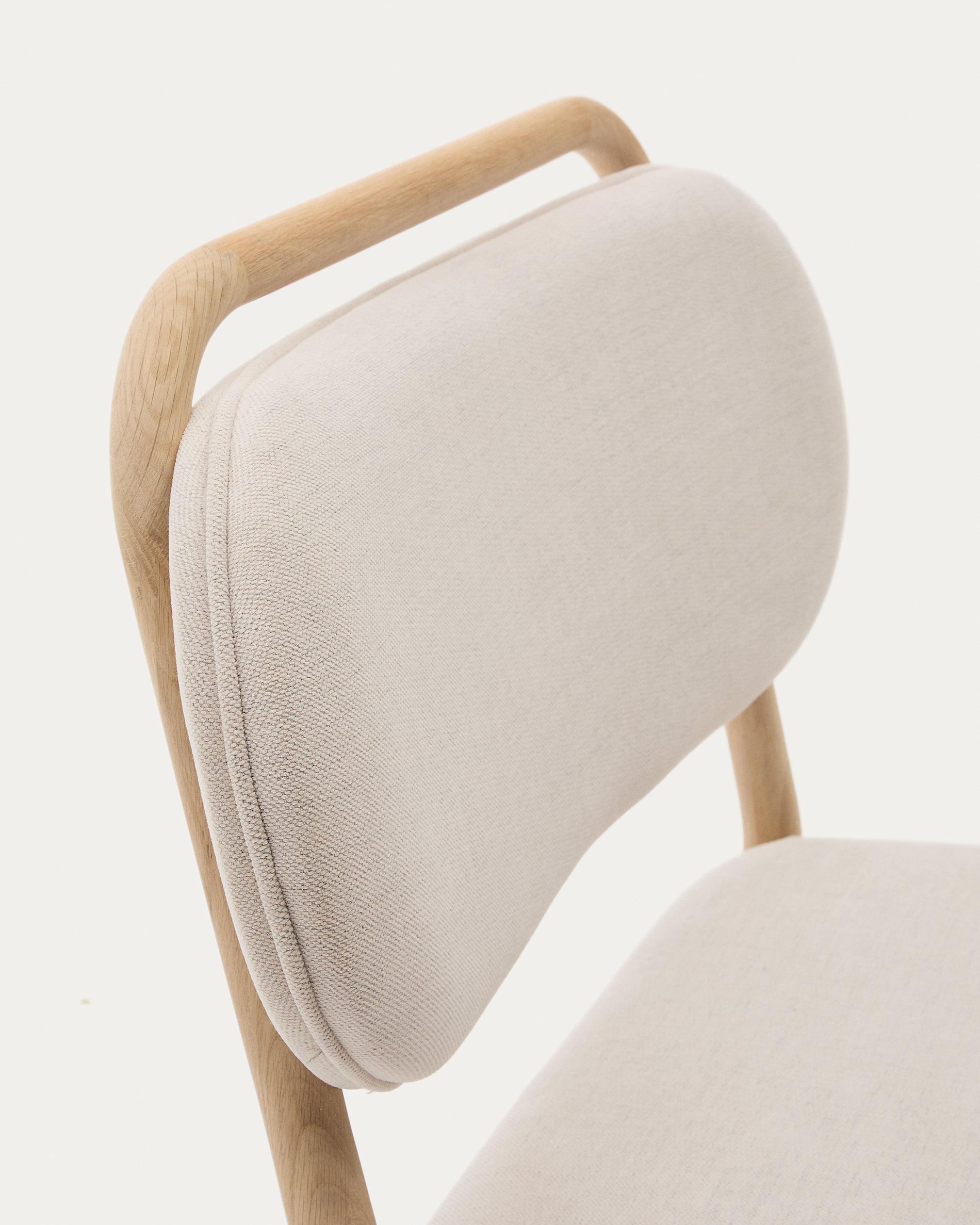 Helda armchair in beige chenille and FSC Mix Credit solid oak wood - Detail