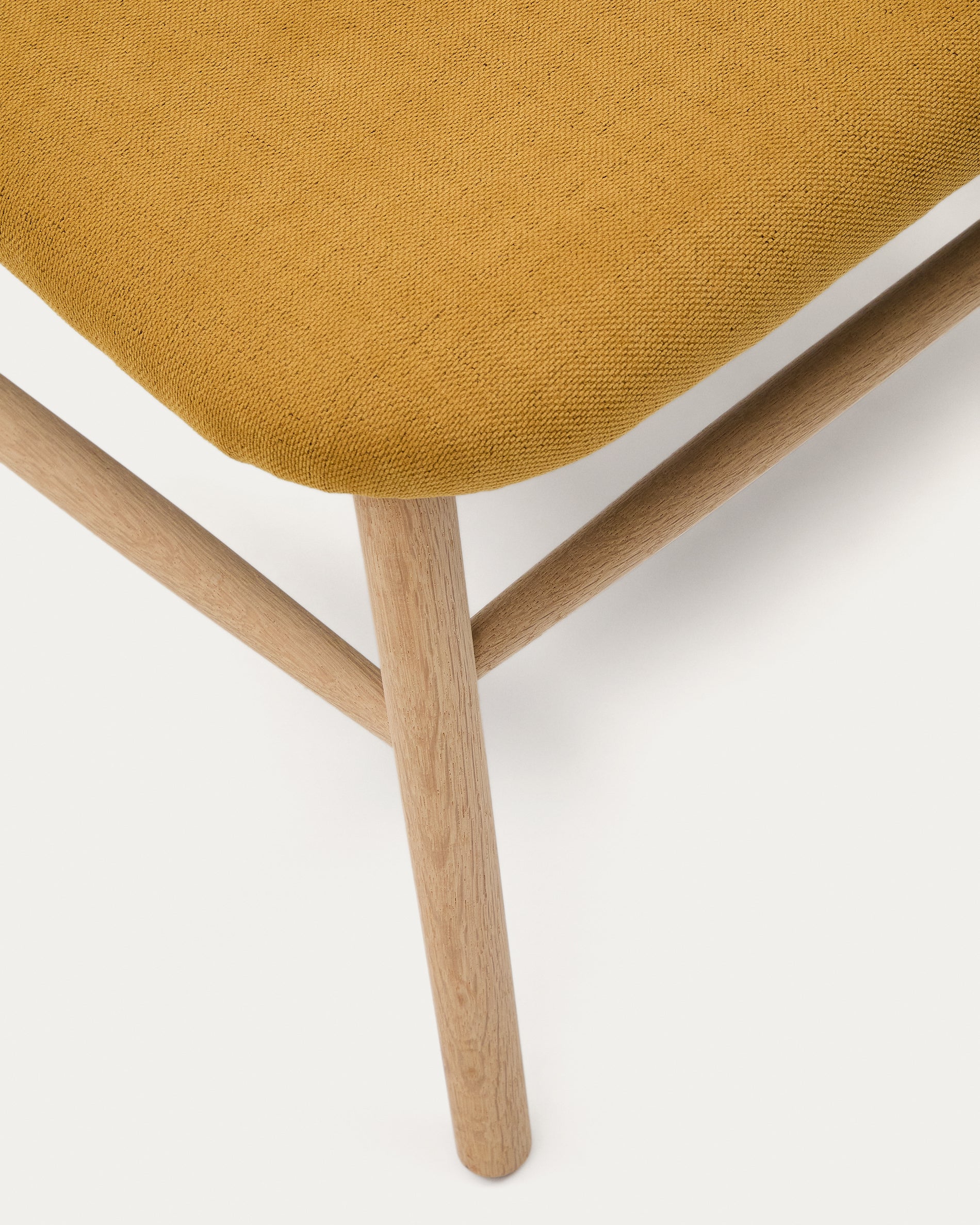 Helda armchair in mustard-coloured chenille and FSC Mix Credit solid oak wood - Detail