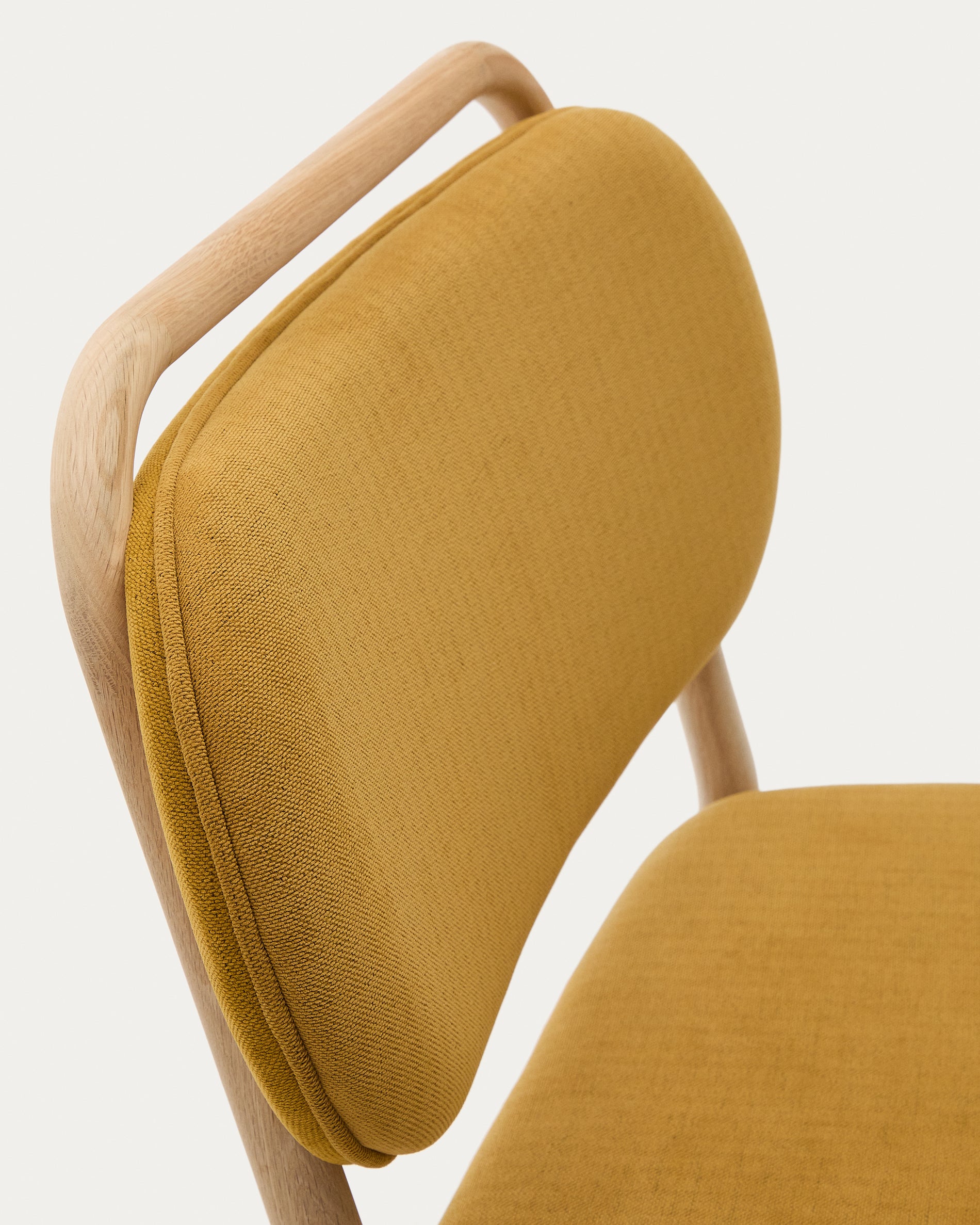 Helda armchair in mustard-coloured chenille and FSC Mix Credit solid oak wood - Detail