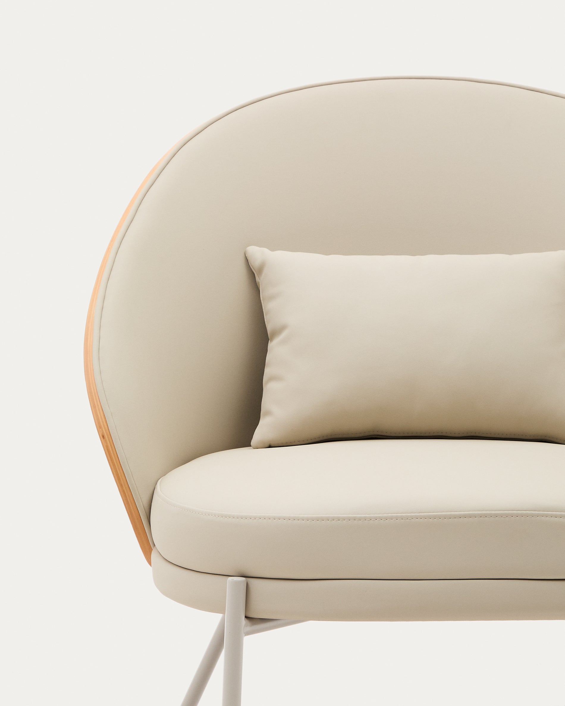 Eamy armchair in beige faux leather, ash veneer with natural finish and beige metal - Detail