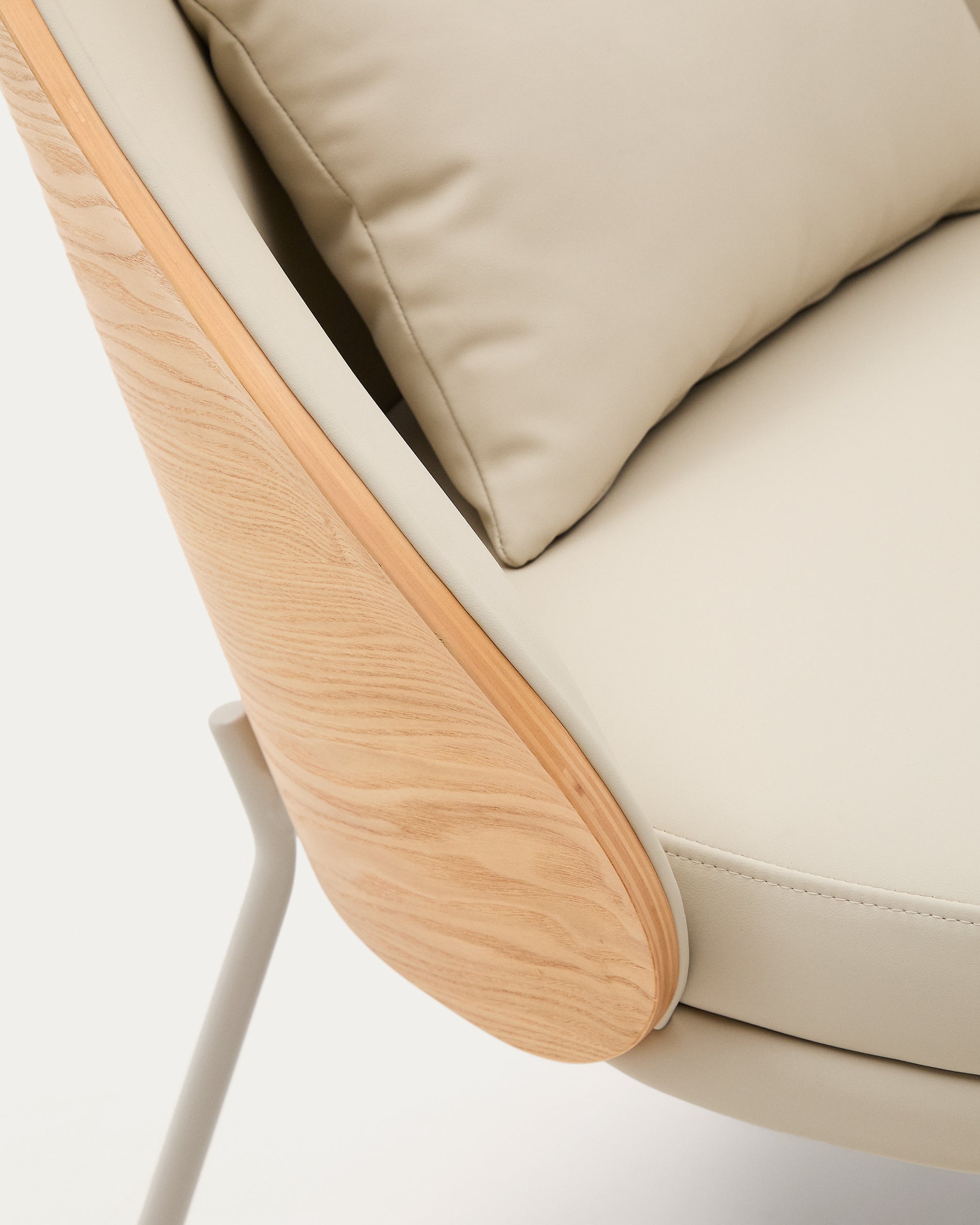 Eamy armchair in beige faux leather, ash veneer with natural finish and beige metal - Detail