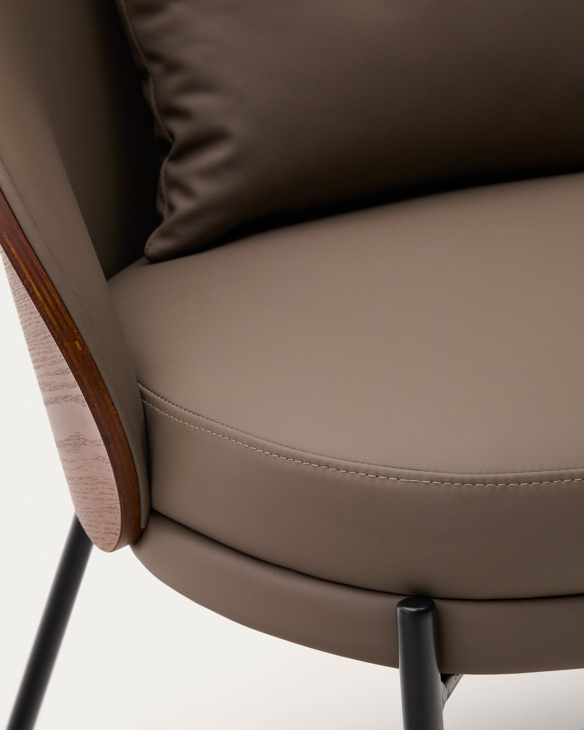 Eamy armchair in brown faux leather, ash veneer with walnut and black metal finish - Detail
