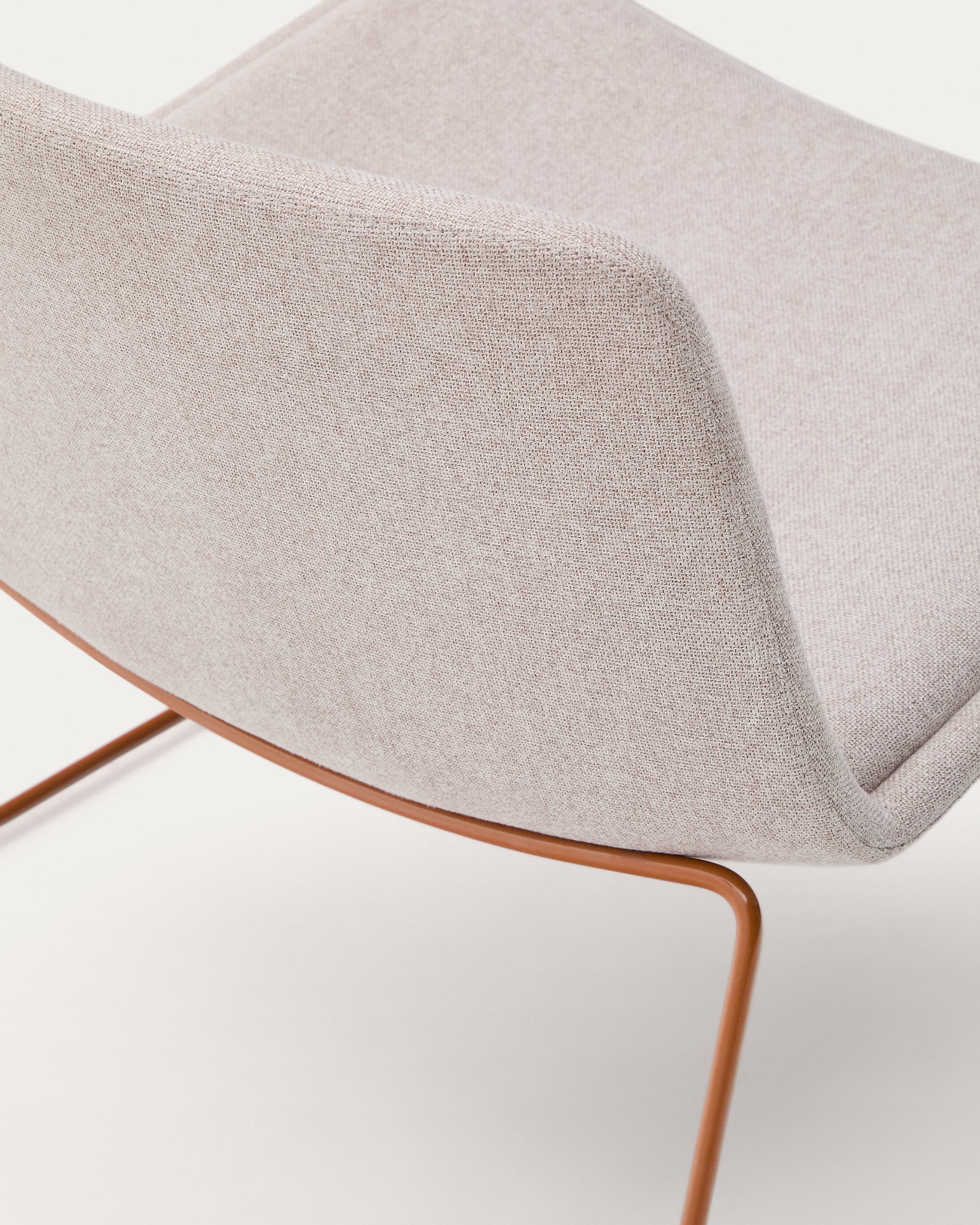 Zahara beige armchair with steel legs and FSC 100% terracotta finish - Detail