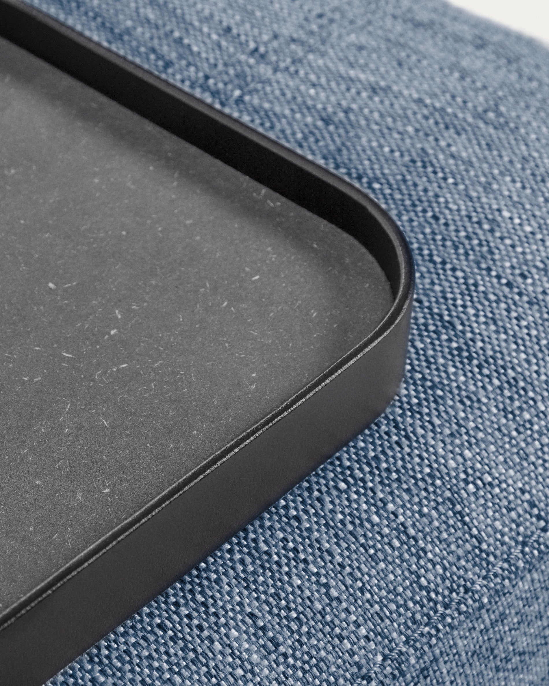 Compo 3-seater sofa in blue with small tray 232 cm - Detail