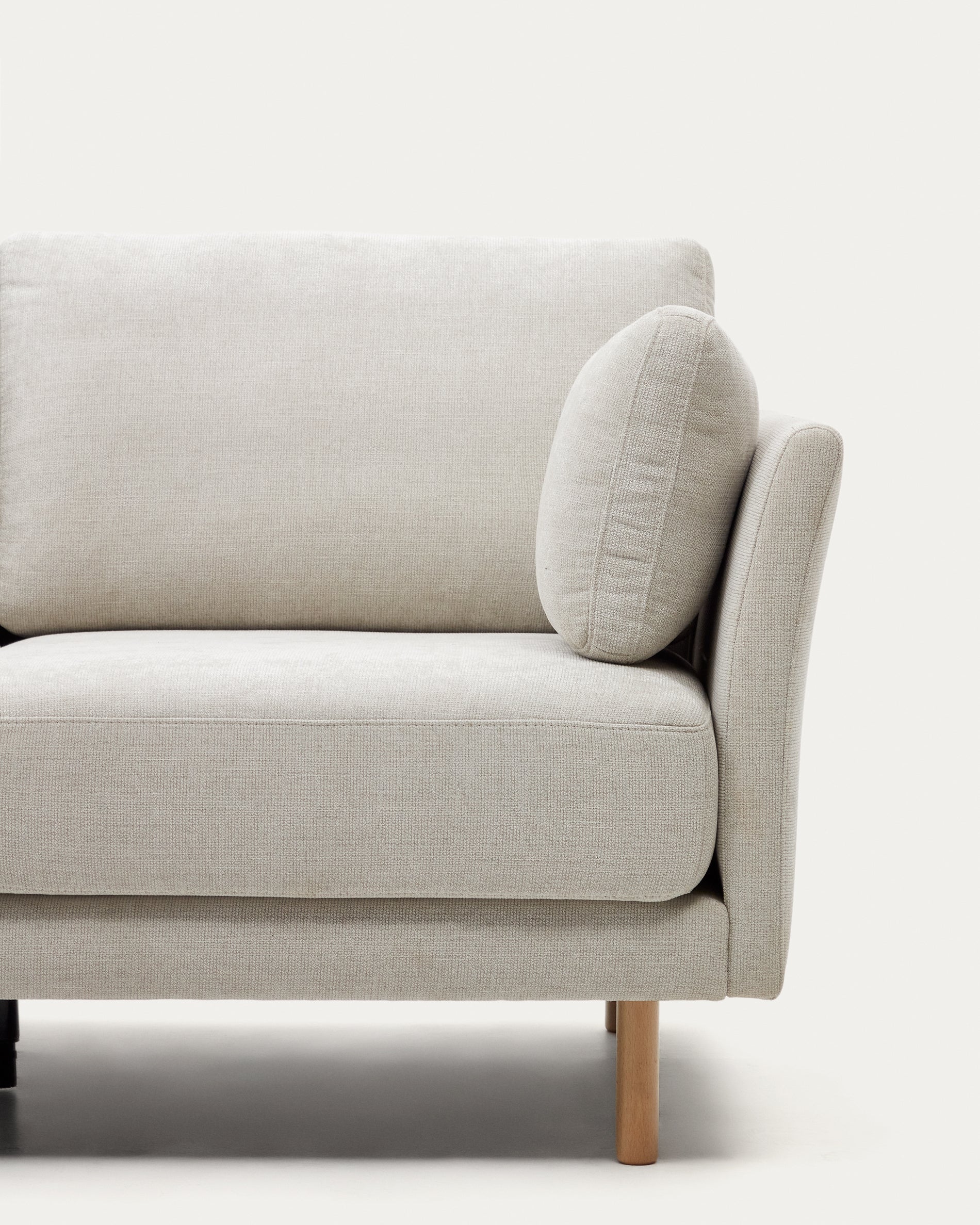 Gilma 2 seater sofa in chenille pearl with natural wood finish legs, 170 cm - Detail
