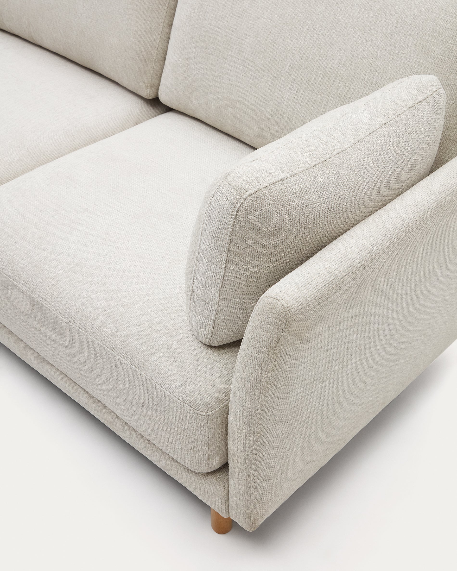 Gilma 2 seater sofa in chenille pearl with natural wood finish legs, 170 cm - Detail