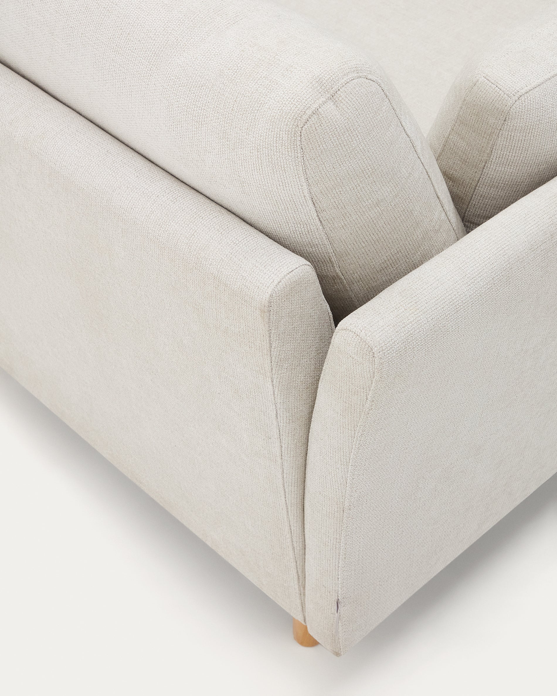 Gilma 2 seater sofa in chenille pearl with natural wood finish legs, 170 cm - Detail
