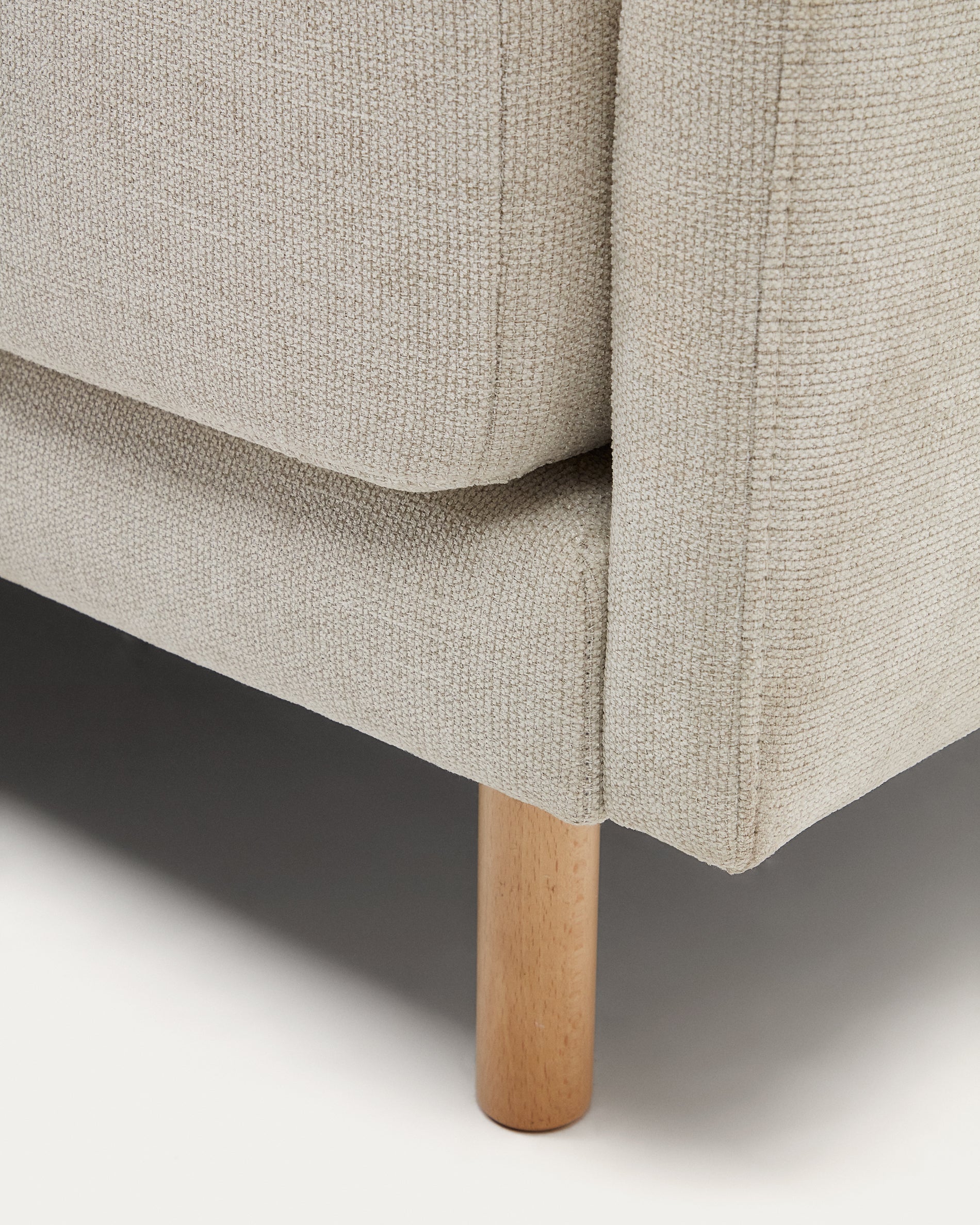 Gilma 2 seater sofa in chenille pearl with natural wood finish legs, 170 cm - Detail