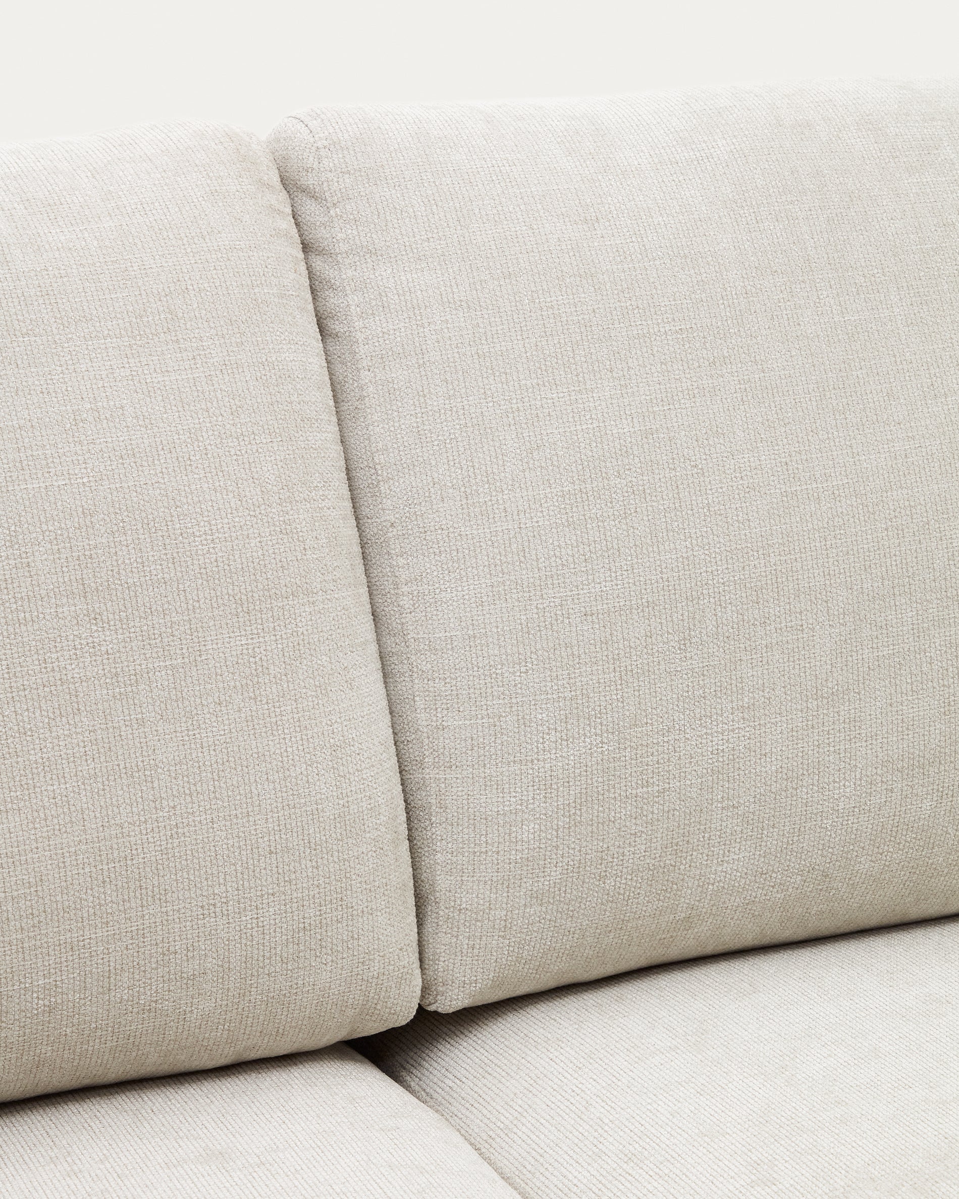 Gilma 2 seater sofa in chenille pearl with natural wood finish legs, 170 cm - Detail