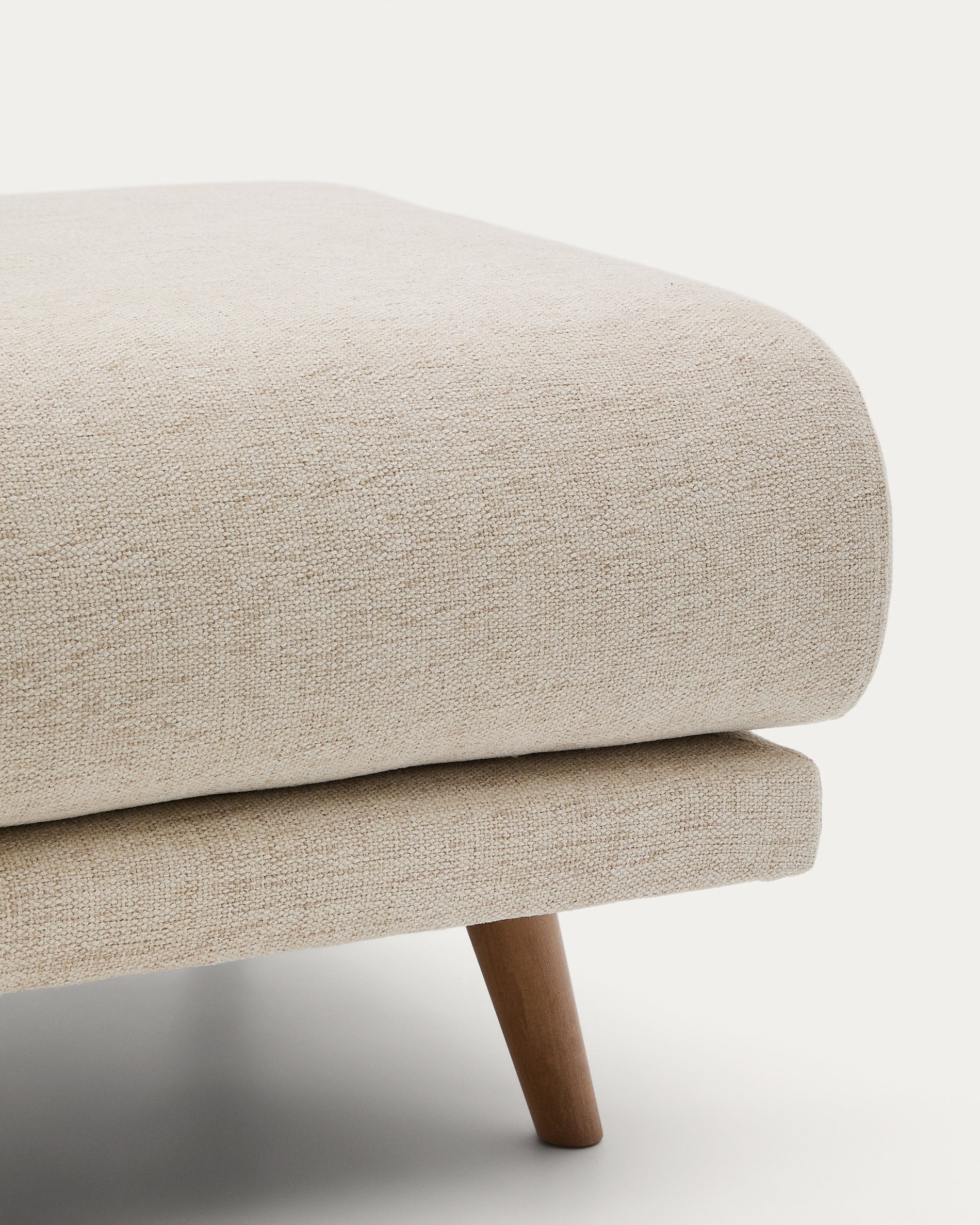 Karin footrest in beige chenille with solid beech wood legs 90 x 70cm - Detail