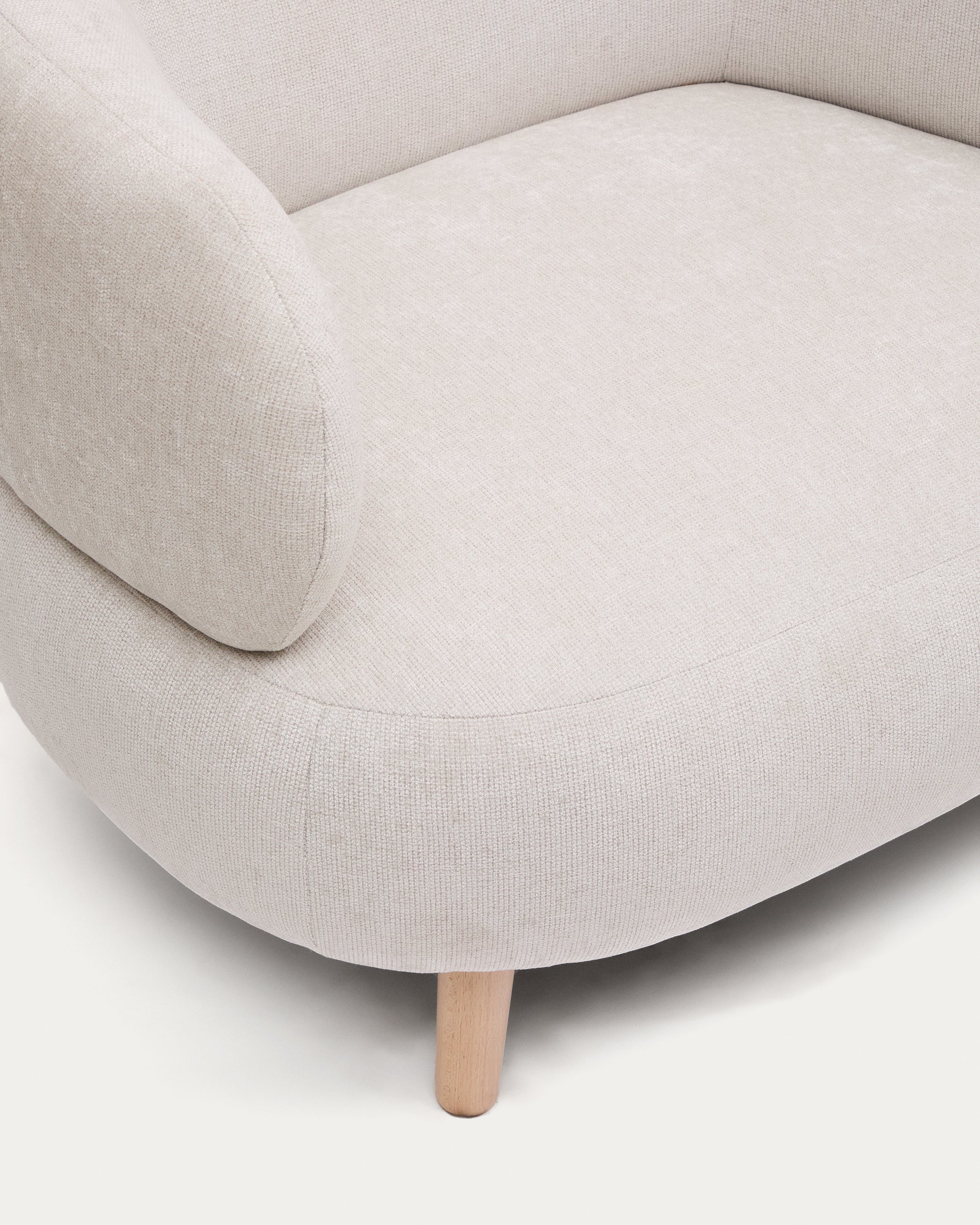 Luisa armchair in chenille pearl with solid beech wood legs 90 cm - Detail